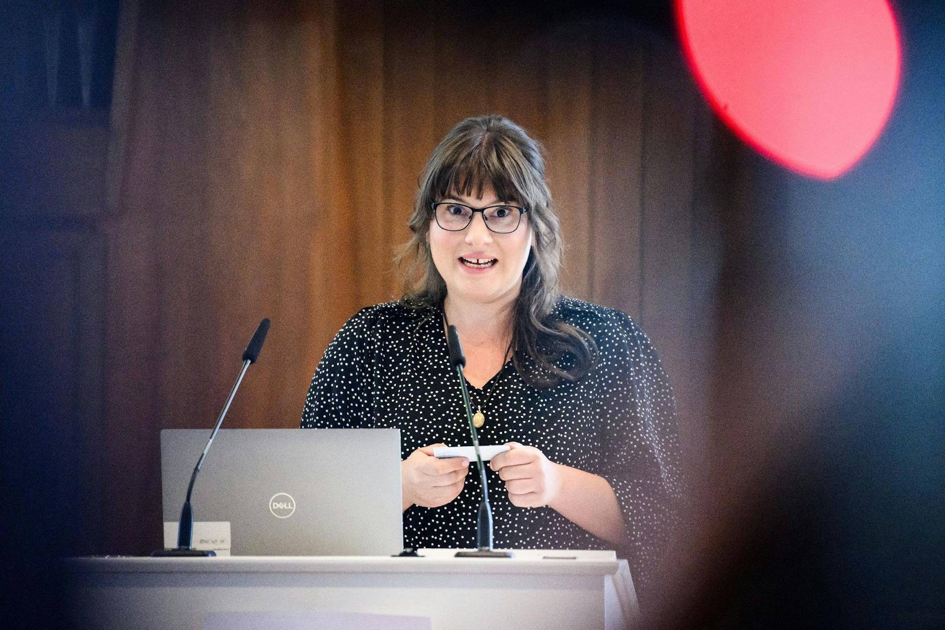 Angeblich gecancelt, dennoch am Podium der Humboldt-Uni: Die umstrittene Biologie-Doktorandin Marie-Luise Vollbrecht.