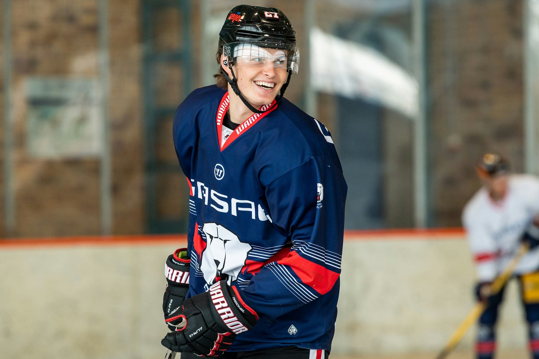 Lukas Reichel im Eisbären-Trikot – dieser Tage hat der 20-Jährige wieder viel Spaß beim Ex-Klub.