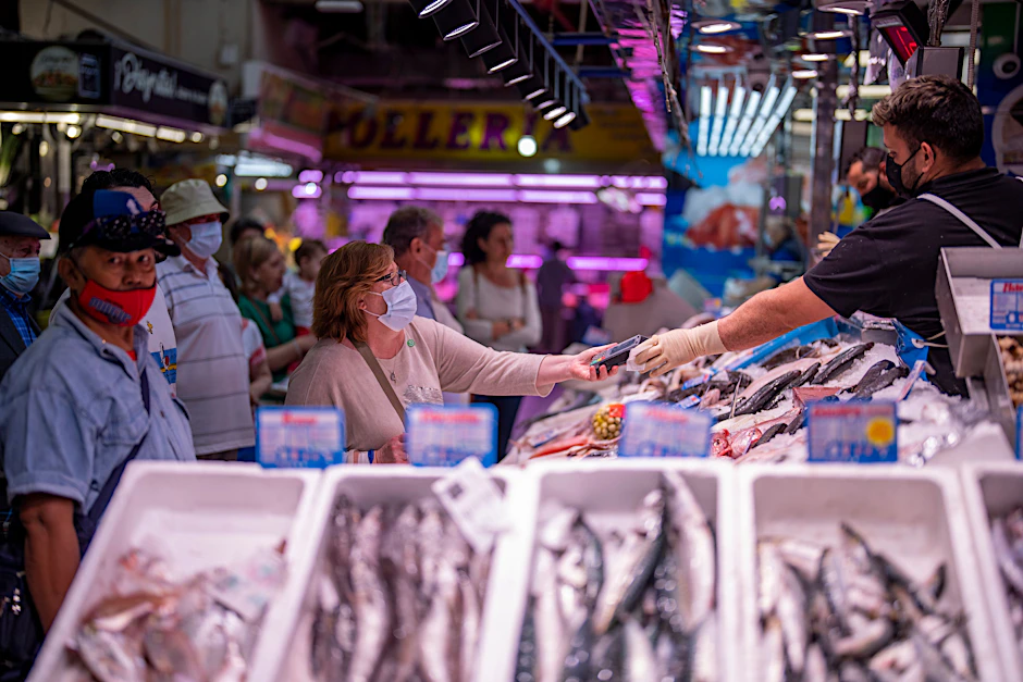 Eine Kundin zahlt am Donnerstag, den 12. Mai 2022, auf dem Maravillas-Markt in Madrid für Fisch. Der Ukraine-Krieg&nbsp;hat die Inflation in ganz Europa beschleunigt, wobei die Preise für Energie und Lebensmittel in einem seit Jahrzehnten nicht mehr gesehenen Tempo gestiegen sind.