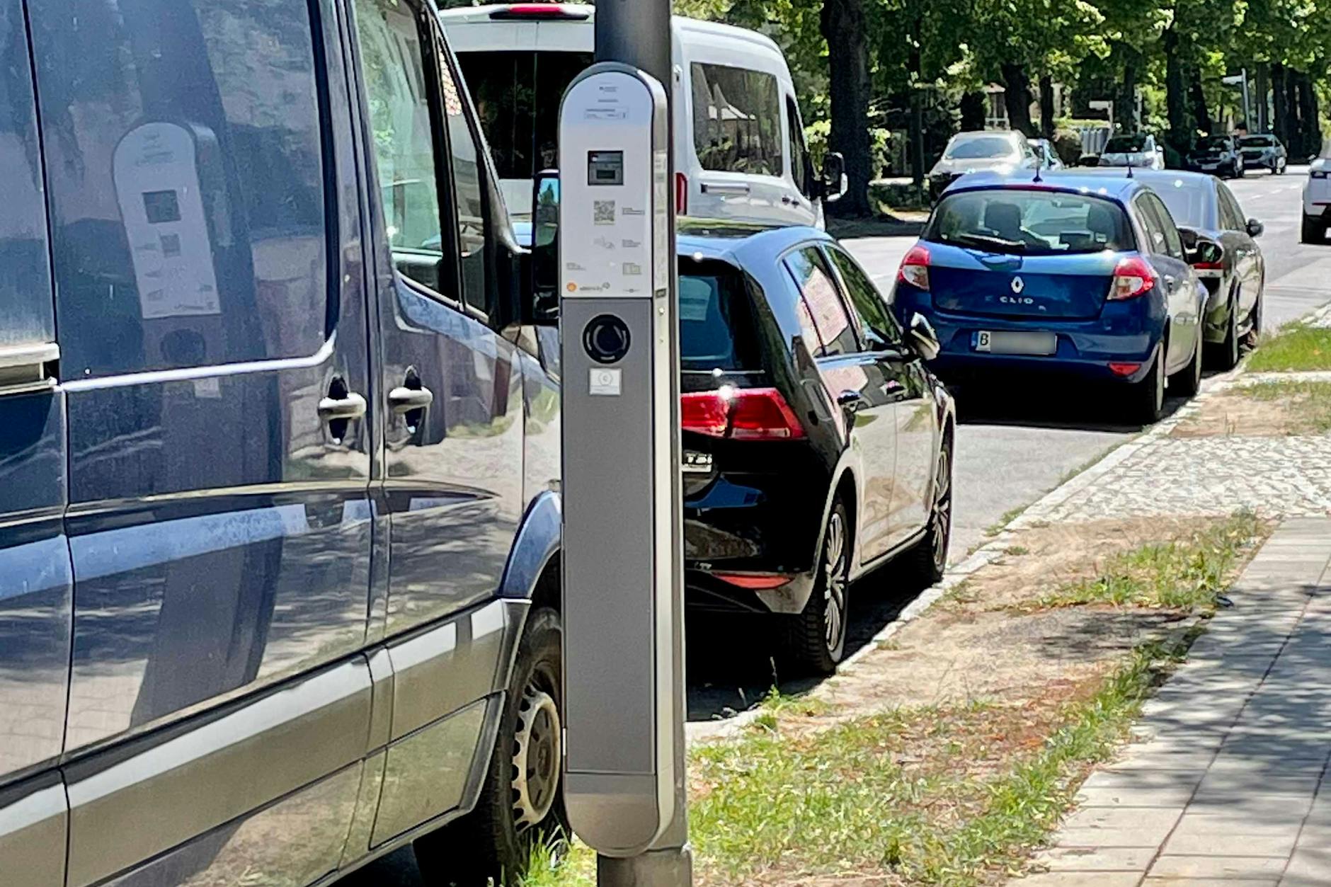 In Biesdorf können E-Autos jetzt an Laternen aufgeladen werden.