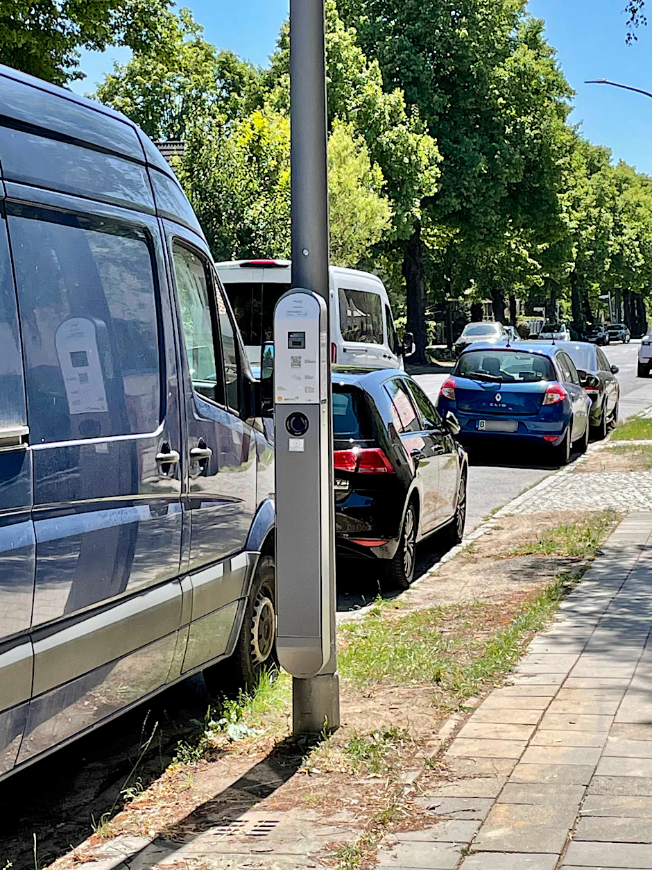Elektromobilität: Erste Berliner Straßenlaternen zu Ladestationen aufgerüstet