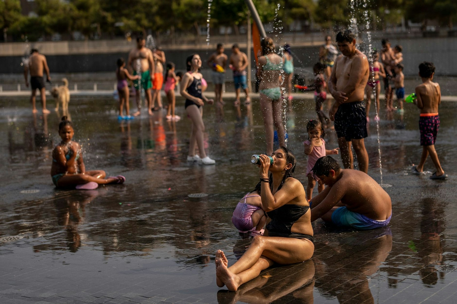 Menschen in Madrid erfrischen sich bei 43 Grad mit kühlendem Wasser. Doch so heiß wird es bei uns nicht werden.