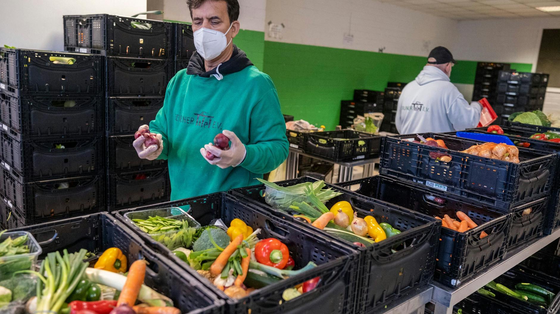 Vor Halle 30 auf dem Grossmarkt am Westhafenkanal gegenüber der Justizvollzugsanstalt Plötzensee in Berlin arbeiten Mitarbeiter der Berliner Tafel an Paletten mit Lebensmitteln.