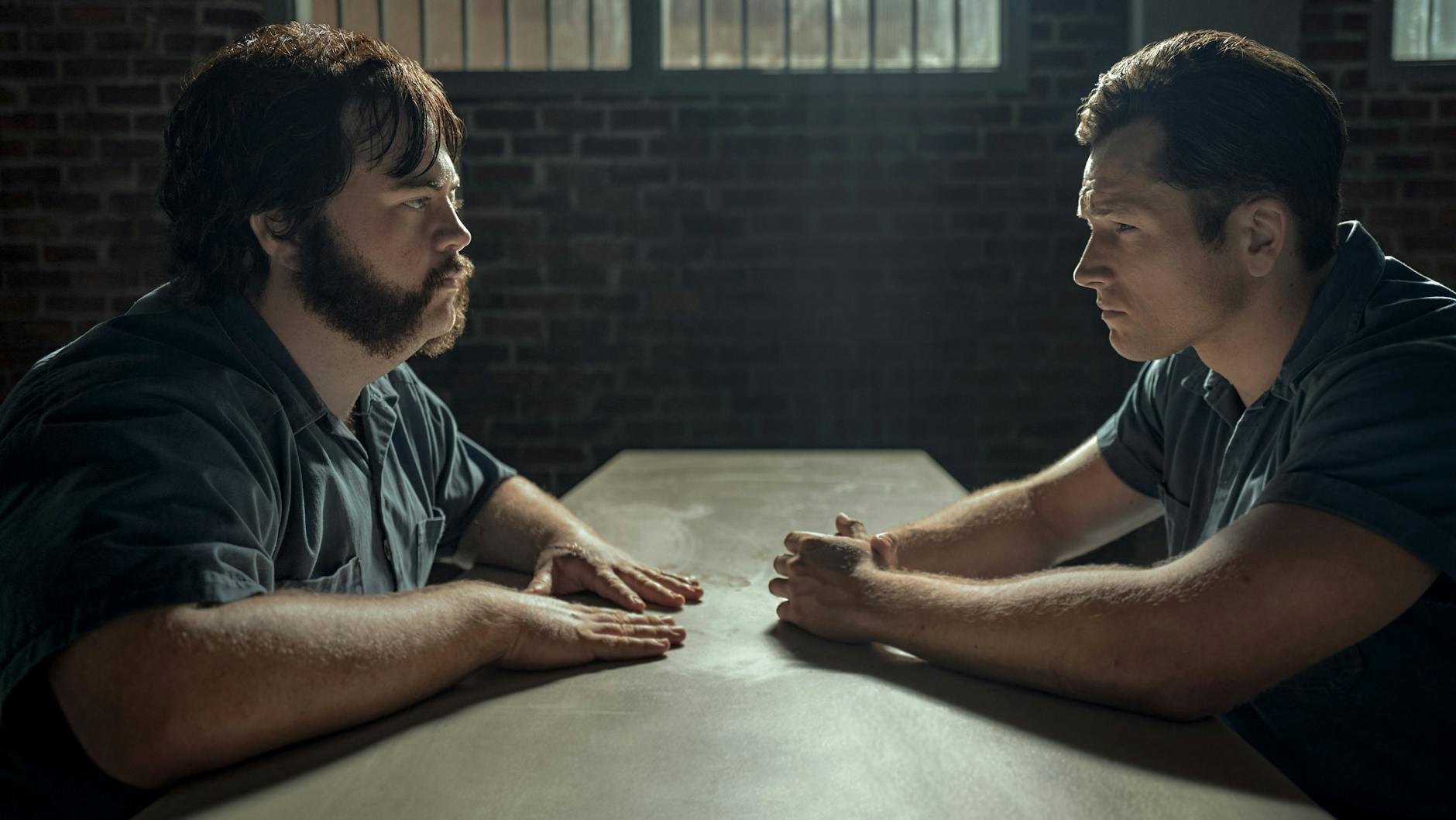 Undercover im Horrorknast soll sich der Drogendealer Jimmy (Taron Egerton, rechts) das Vertrauen des Serienkillers Larry (Paul Walter Hauser) erschleichen.