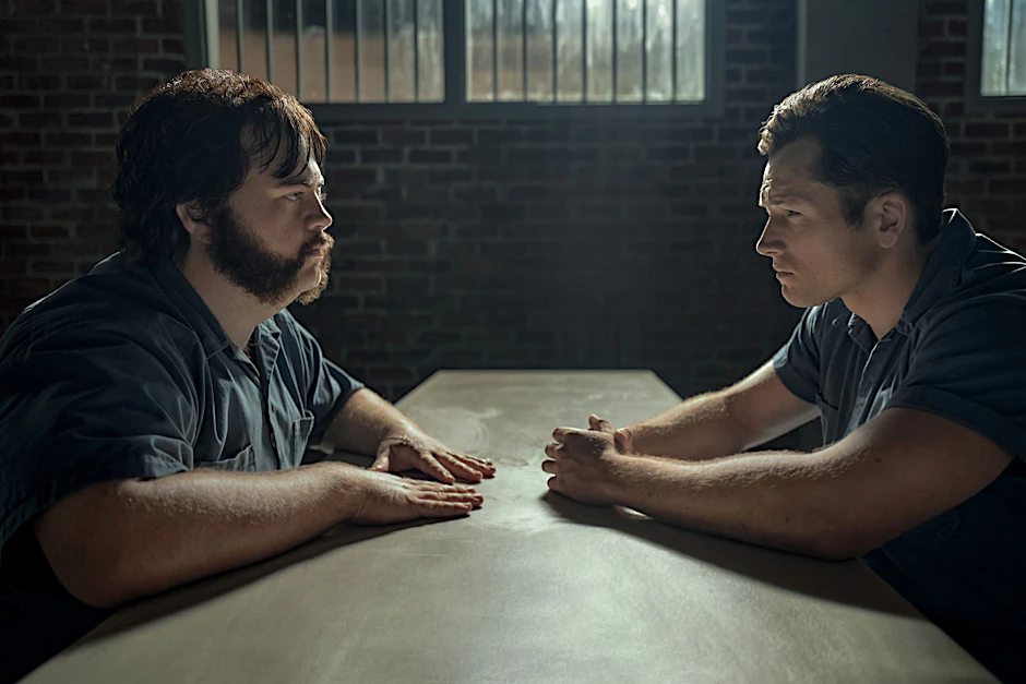 Undercover im Horrorknast soll sich der Drogendealer Jimmy (Taron Egerton, rechts) das Vertrauen des Serienkillers Larry (Paul Walter Hauser) erschleichen.