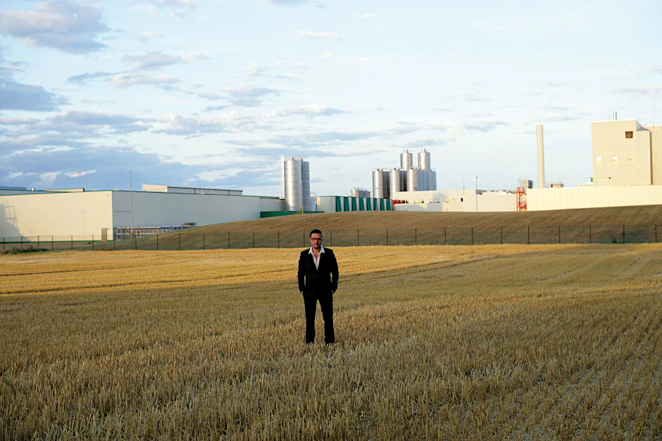 Bert Neumann (1960-2015), aufgenommen 2013 im Feld vor einer Milchfabrik an der B 96 bei Altentreptow.