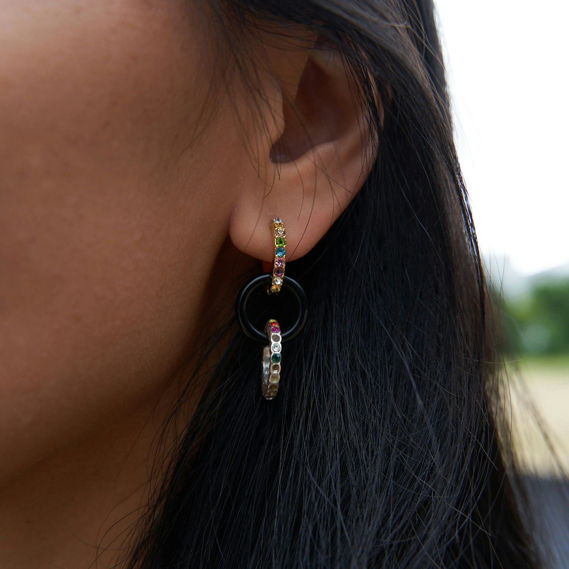 Insgesamt vier Ohrringe von Bimba y Lola trägt Hue. Jeweils zwei hat sie mit einem schwarzen Ring verbunden.