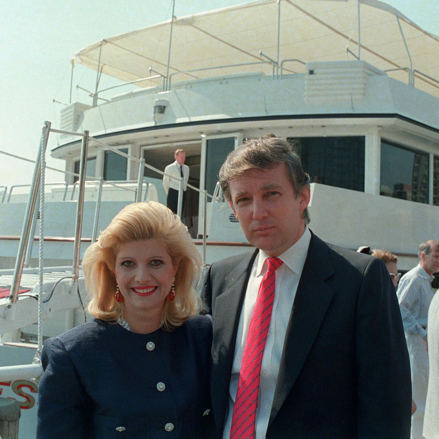 Donald Trump und seine damalige Frau Ivana stehen 1988 vor der Luxusjacht „The Trump Princess“, die am East River-Pier in New York festgemacht ist.