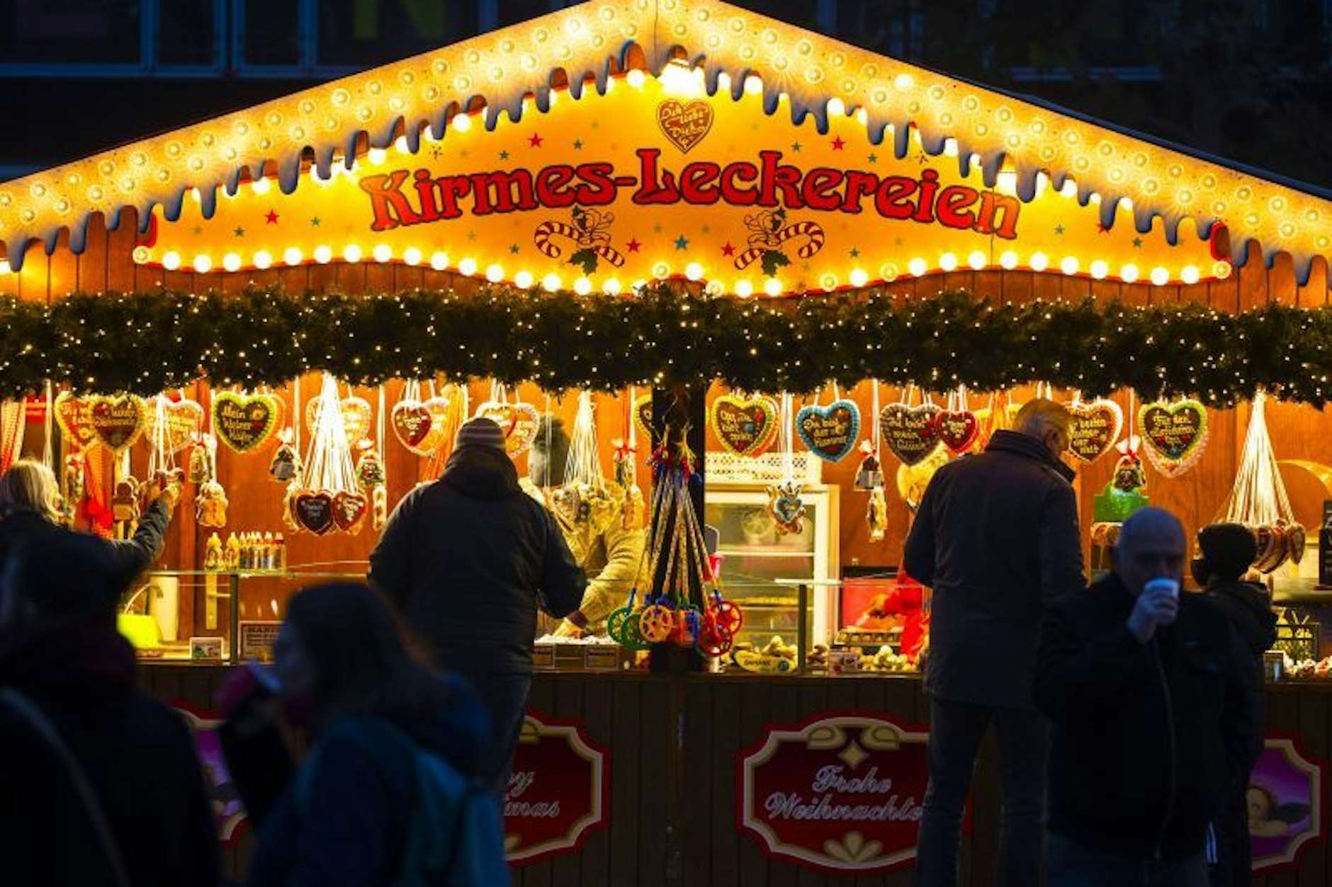 Besuchen Sie im Dezember Berlin und erleben Sie romantische Weihnachtsmärkte, tolle weihnachtliche Schiffsfahrten oder den beliebten Roncalli Weihnachtscirus.