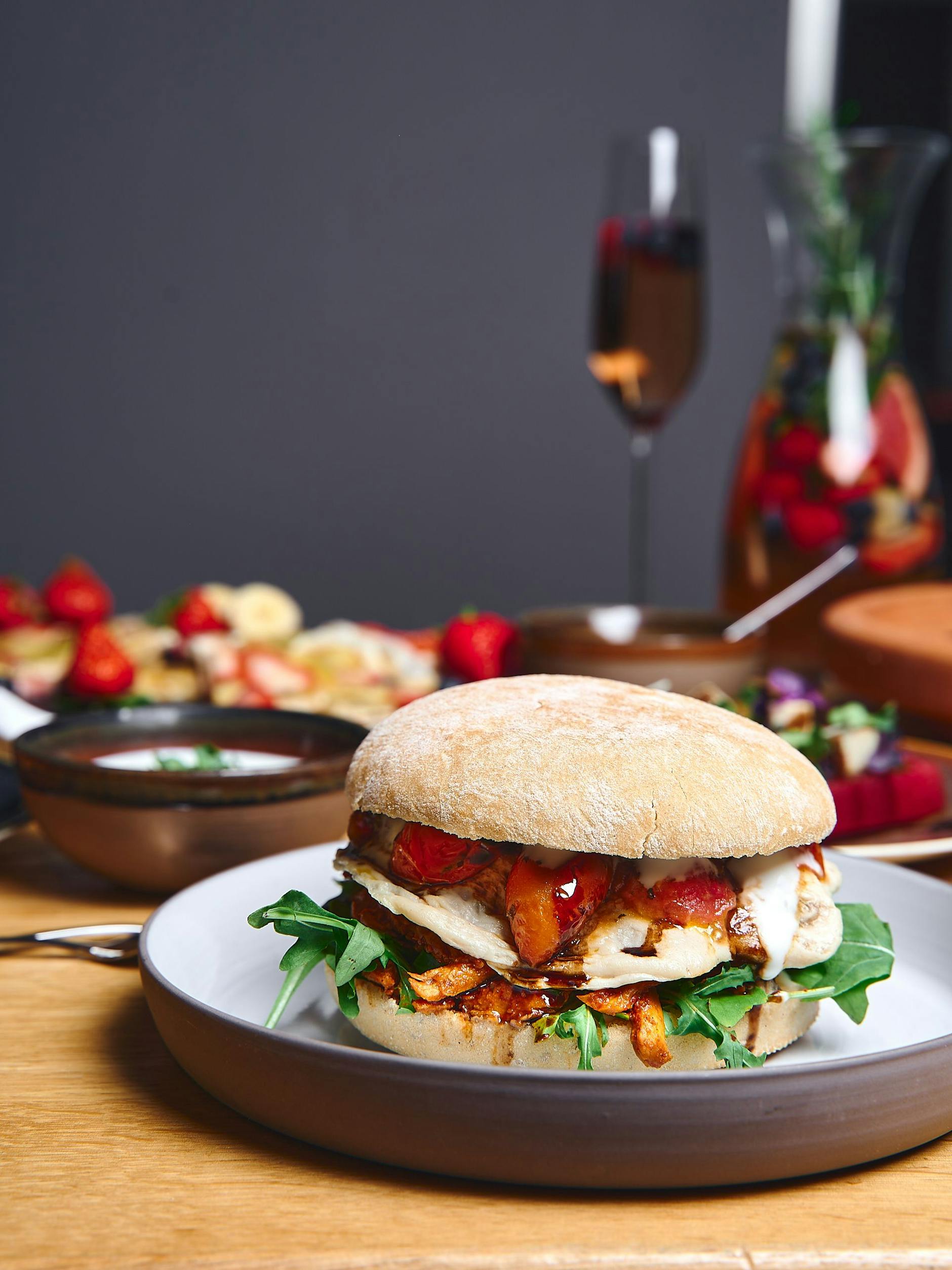 Der Meatless Extravaganza Burger mit gerösteten Tomaten und Pickles