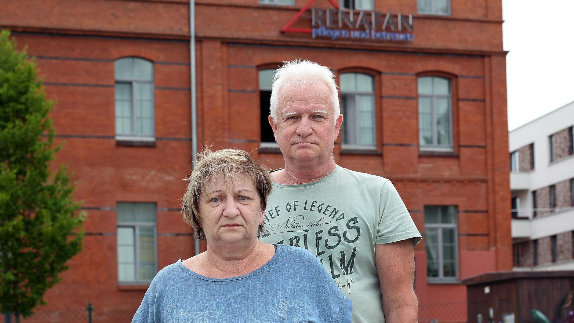 Die verzweifelten Eltern vor dem Pflegeheim, in dem ihr Sohn Denny 24 Stunden am Tag intensivmedizinisch betreut wird.