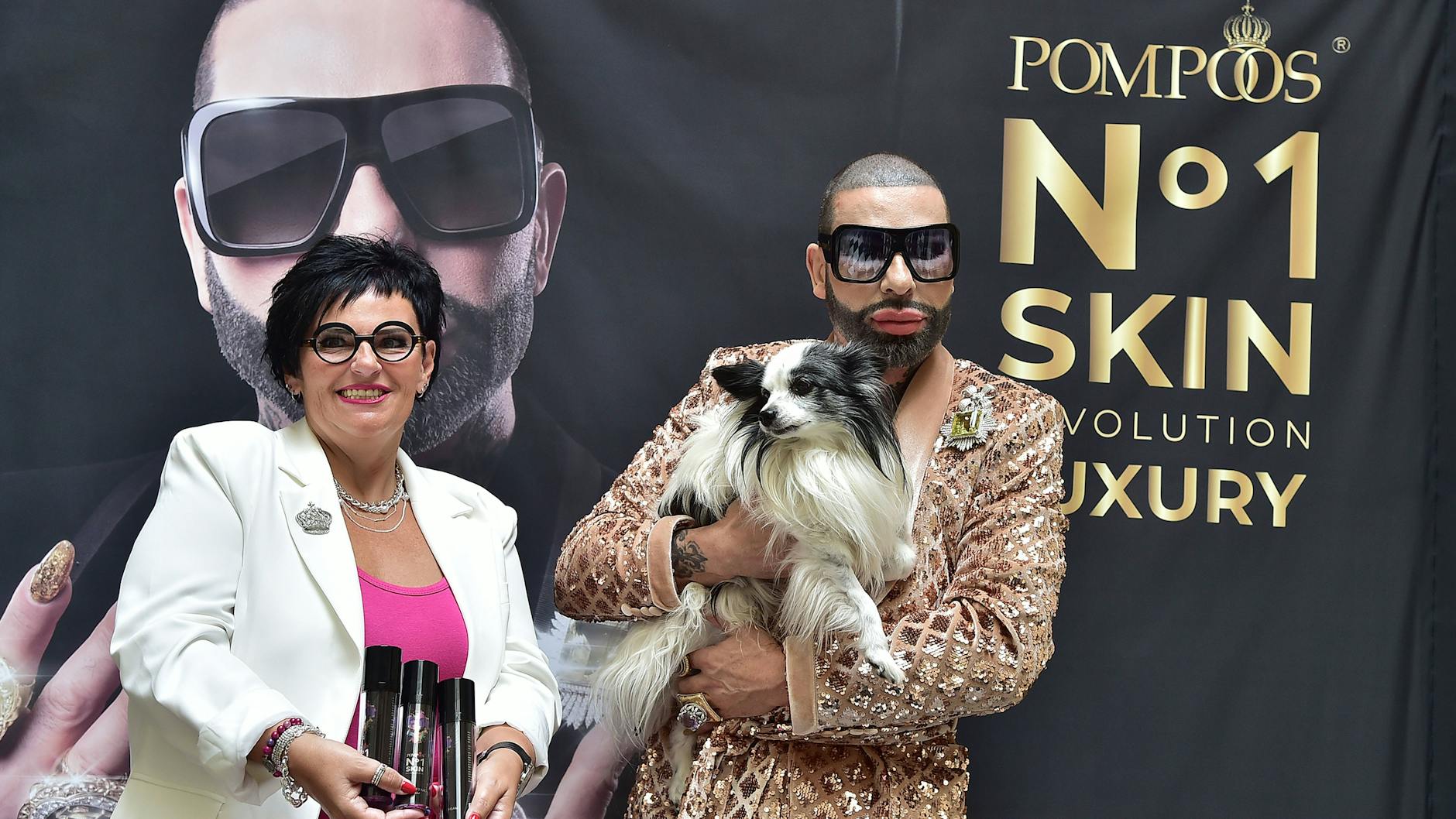 „Queen of Cream“ Melanie Meiritz und Designer Harald Glööckler mit Hund Billy King präsentieren eine neue Kosmetiklinie.