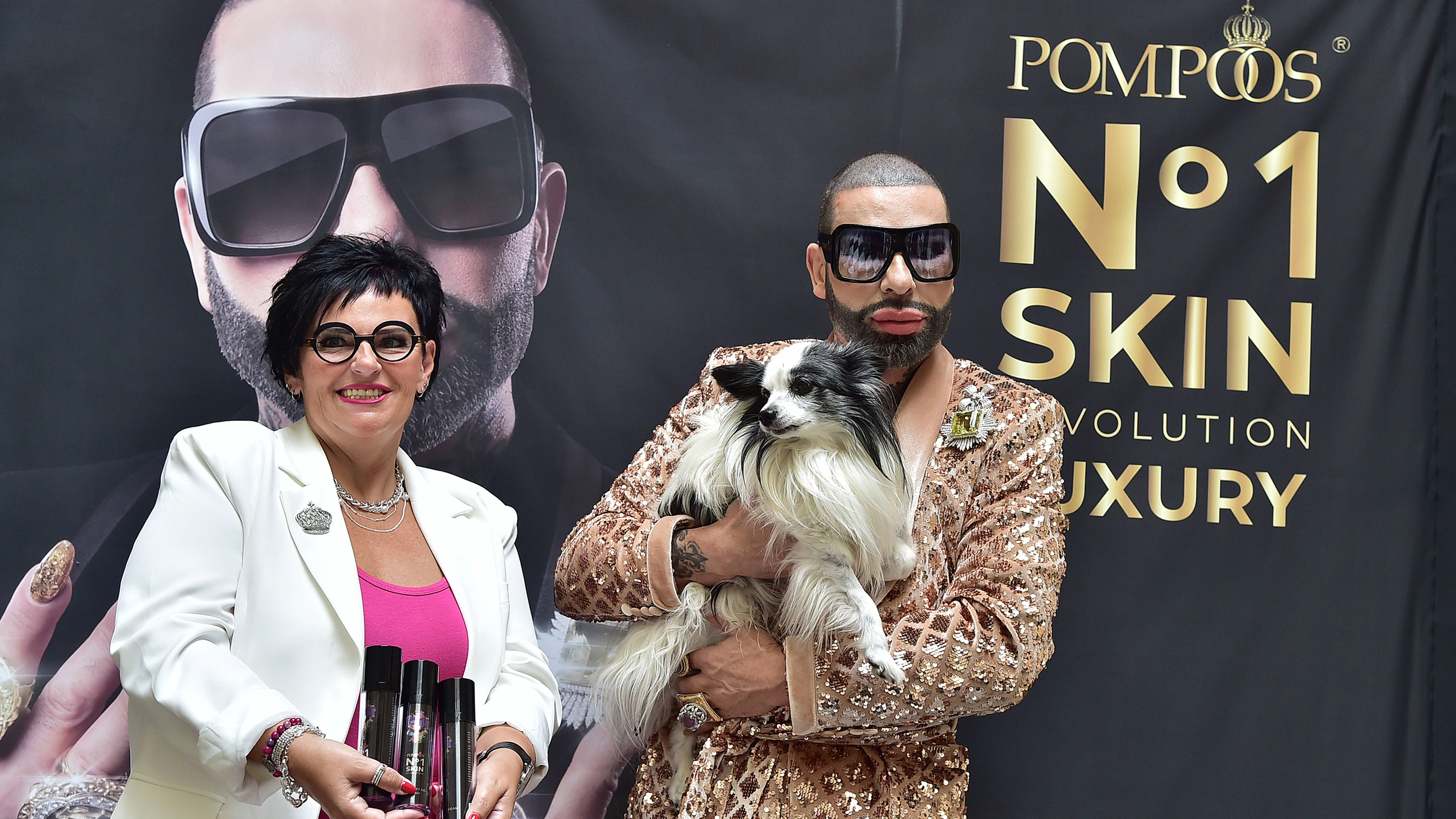 „Queen of Cream“ Melanie Meiritz und Designer Harald Glööckler mit Hund Billy King präsentieren eine neue Kosmetiklinie.