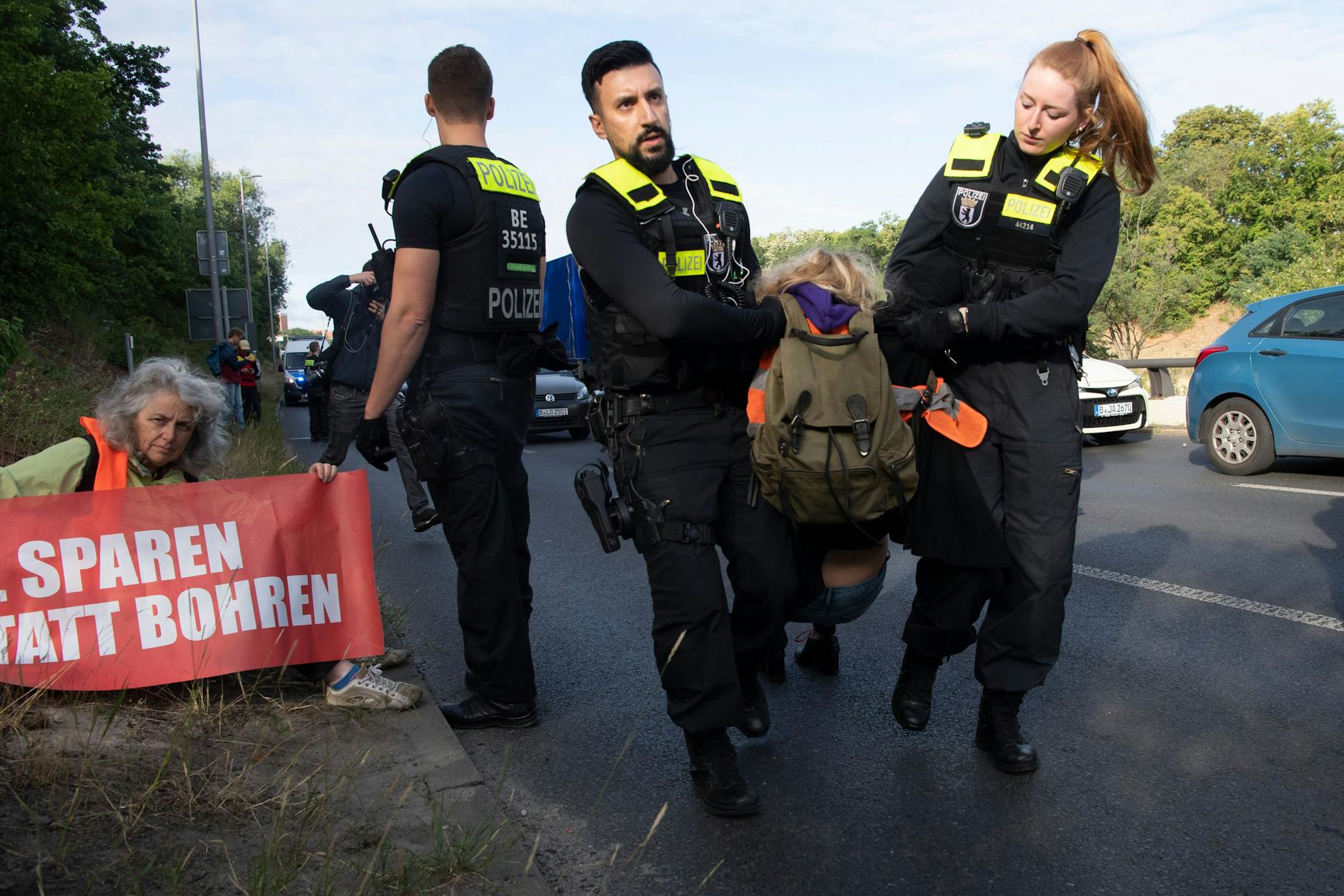 Für Polizeieinsätze müssen die Aktivisten nun Geld bezahlen. Einmal Ablösen kostet 241 Euro.