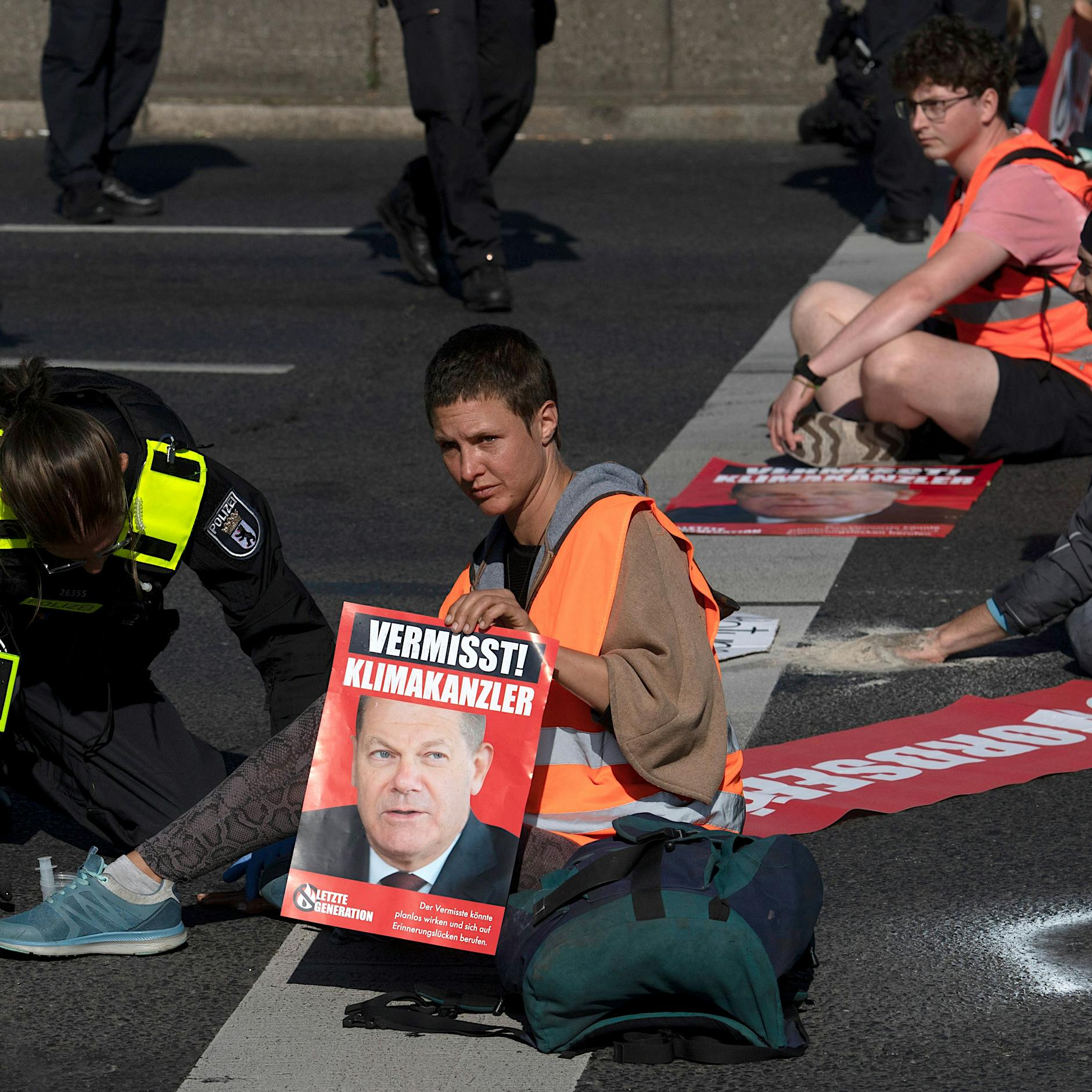 Jetzt sogar mit Beton: Klima-Aktivisten kleben ihre Hände auf Autobahn 103 fest