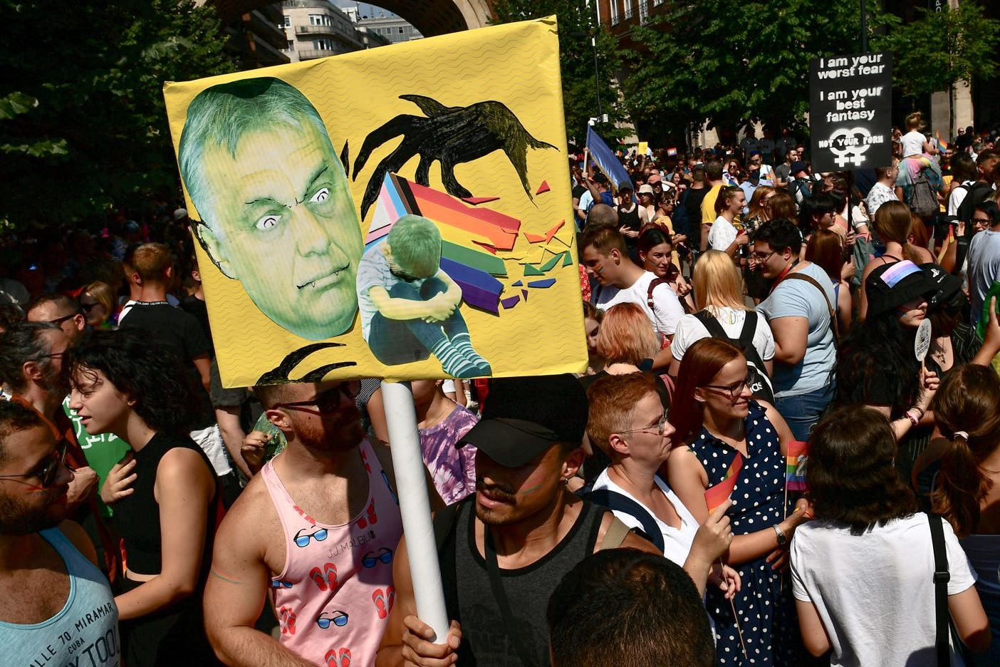 Budapest: Menschen halten bei einer Gay-Pride-Parade ein Plakat mit dem Gesicht des ungarischen Ministerpräsidenten Orban (Archivbild).