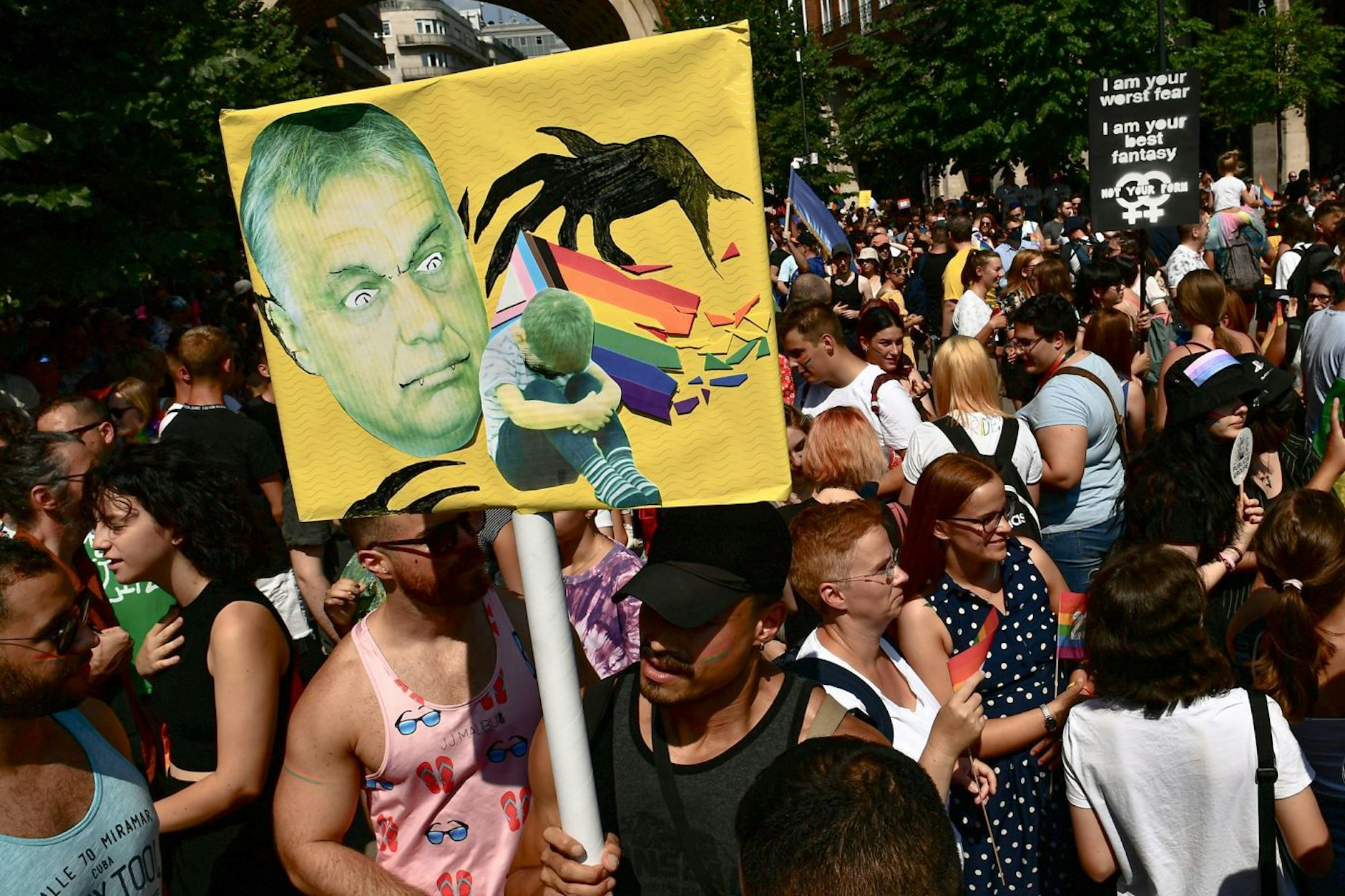 Budapest: Menschen halten bei einer Gay-Pride-Parade ein Plakat mit dem Gesicht des ungarischen Ministerpräsidenten Orban (Archivbild).