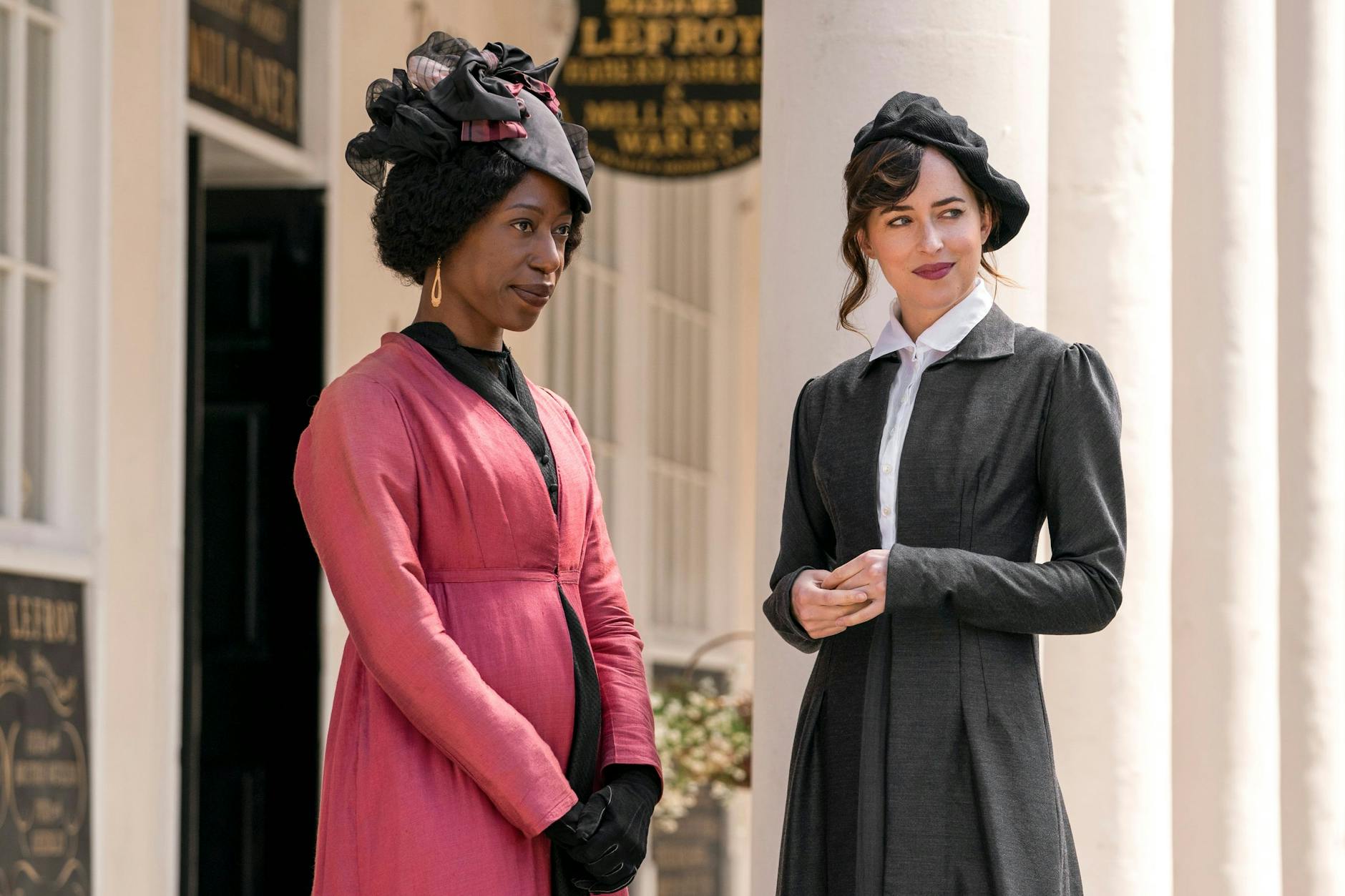 Lady Russell (Nikki Amuka-Bird) hat Anne (Dakota Johnson) überredet, ihre große Liebe zu verlassen. Nun winkt eine zweite Chance.