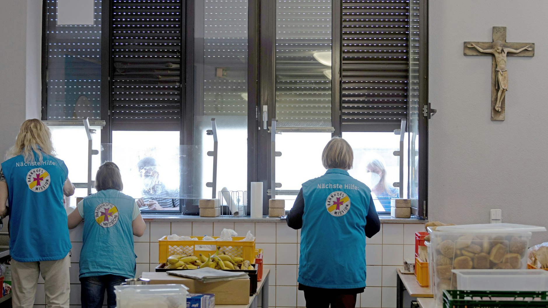Mitarbeiterinnen in der Berliner Bahnhofsmission. Obdachlose sind Hitzewellen meist schutzlos ausgeliefert.