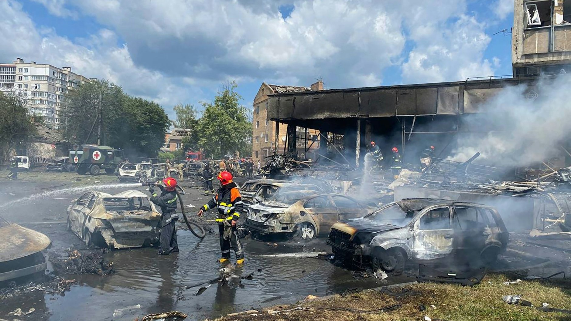 Auf diesem Foto, das vom ukrainischen Notdienst zur Verfügung gestellt wurde, arbeiten Feuerwehrleute, daran, ein Feuer an durch Beschuss beschädigten Autos und einem Gebäude zu löschen.
