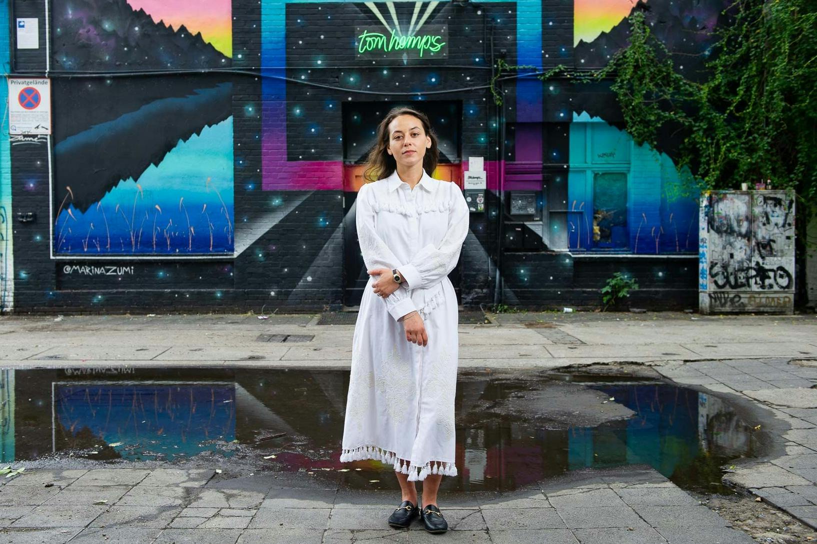 Beste Gegend fürs Business: Deborah Reich vorm Tom-Hemp's-Hauptsitz auf dem RAW-Gelände.