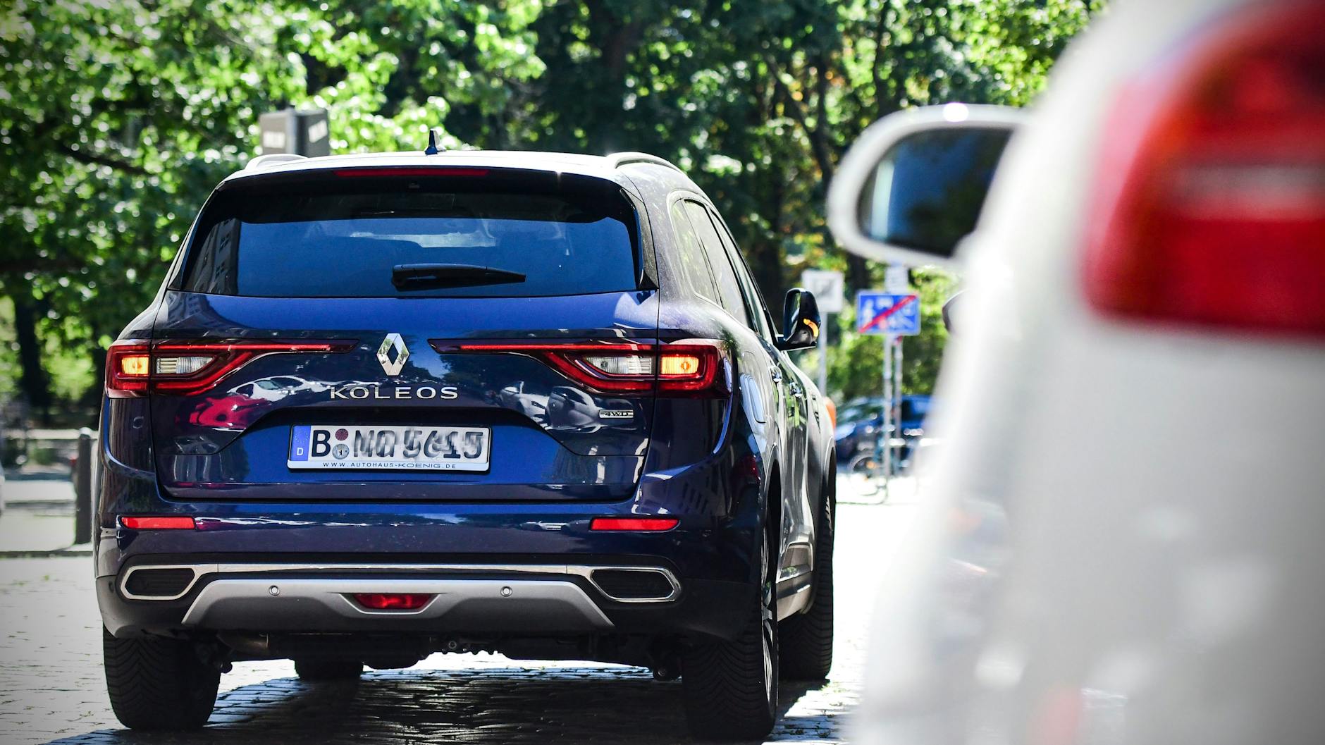 Ein SUV fährt durch Berlin. Eine Gruppe radikaler Klima-Aktivisten macht derzeit Reifen platt. In der vergangenen Nacht traf es offenbar 900 Autos. 