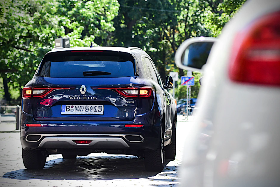 Ein SUV fährt durch Berlin. Eine Gruppe radikaler Klima-Aktivisten macht derzeit Reifen platt. In der vergangenen Nacht traf es offenbar 900 Autos.&nbsp;
