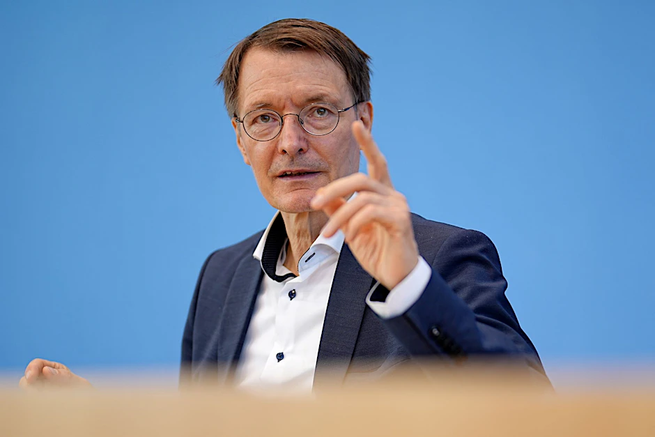 Gesundheitsminister Karl Lauterbach (SPD) empfiehlt eine vierte Corona-Impfung auch für Menschen unter 60 Jahren. Stiko-Chef Mertens hingegen hält das bisher nicht für notwendig.