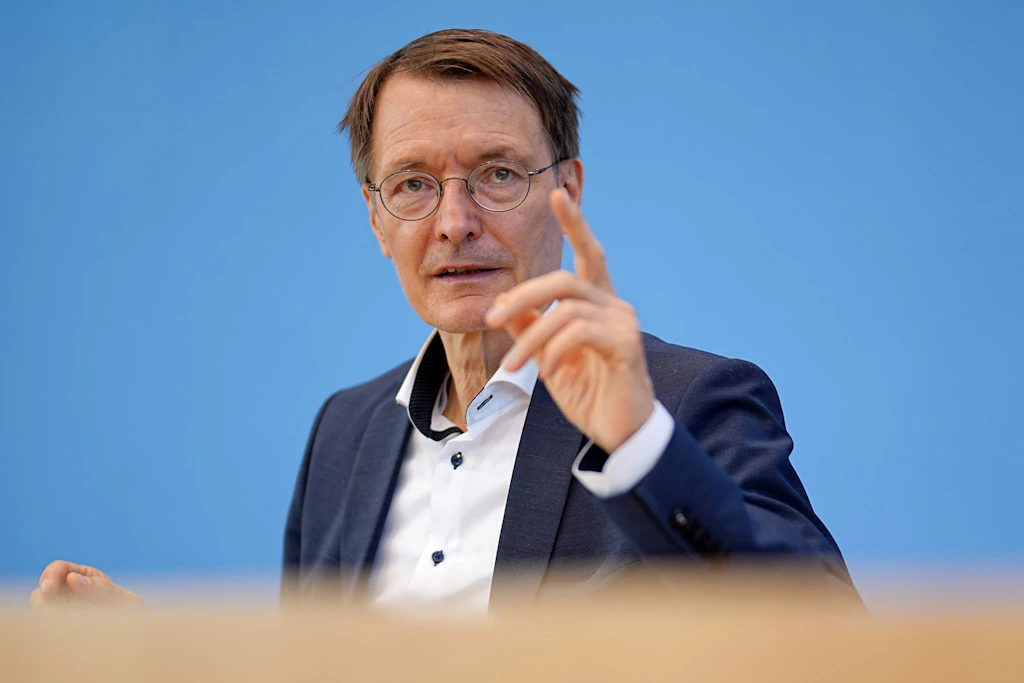 Lauterbach empfiehlt 4. Corona-Impfung auch unter 60 - Stiko-Chef widerspricht