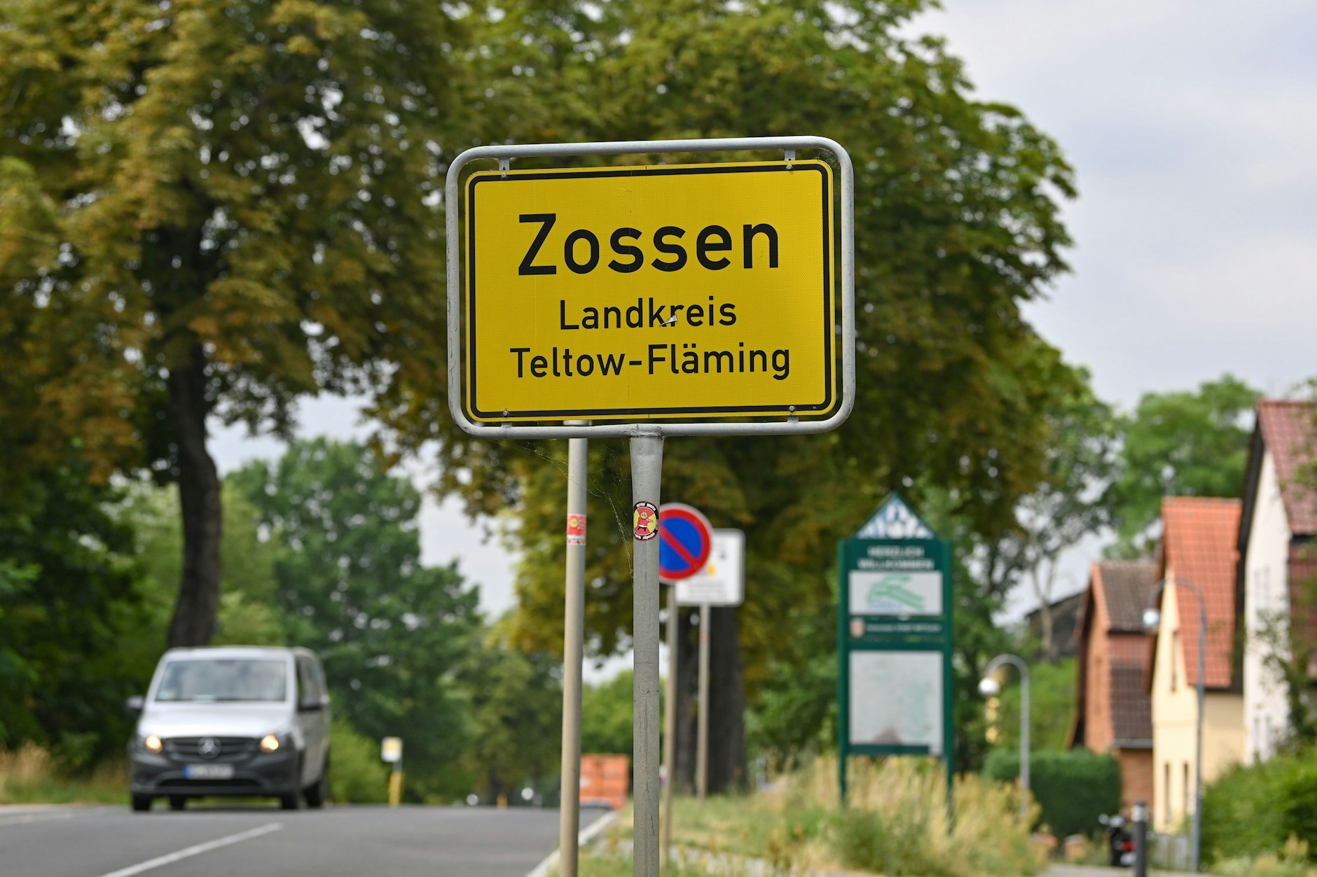 Das Ortseingangsschild der Stadt Zossen im Landkreis Teltow-Fläming. Das brandenburgische Zossen gilt wegen seiner niedrigen Gewerbesteuer als Steueroase.