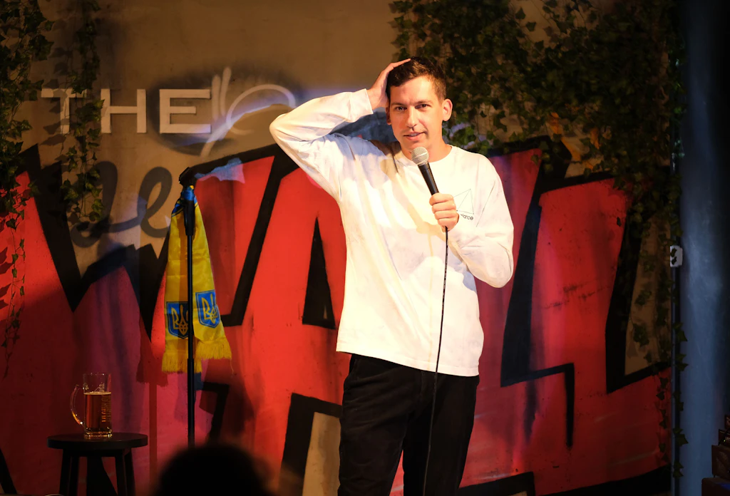 Lachen gegen den Krieg zuhause: Wie Ukrainer in Berlin Comedy machen