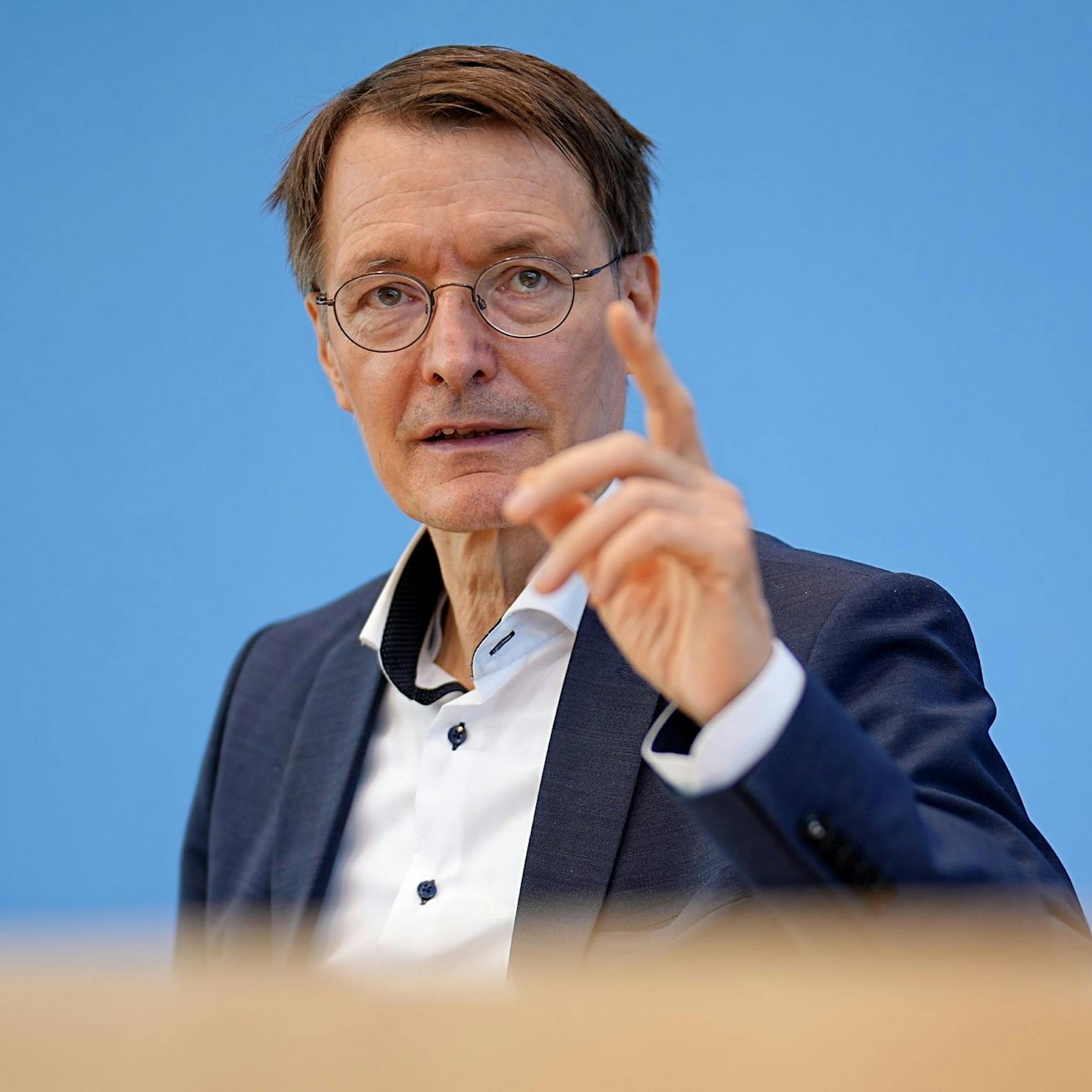 Jetzt also doch! Gesundheitsminister Lauterbach empfiehlt vierte Corona-Impfung für alle – Stiko-Chef widerspricht!