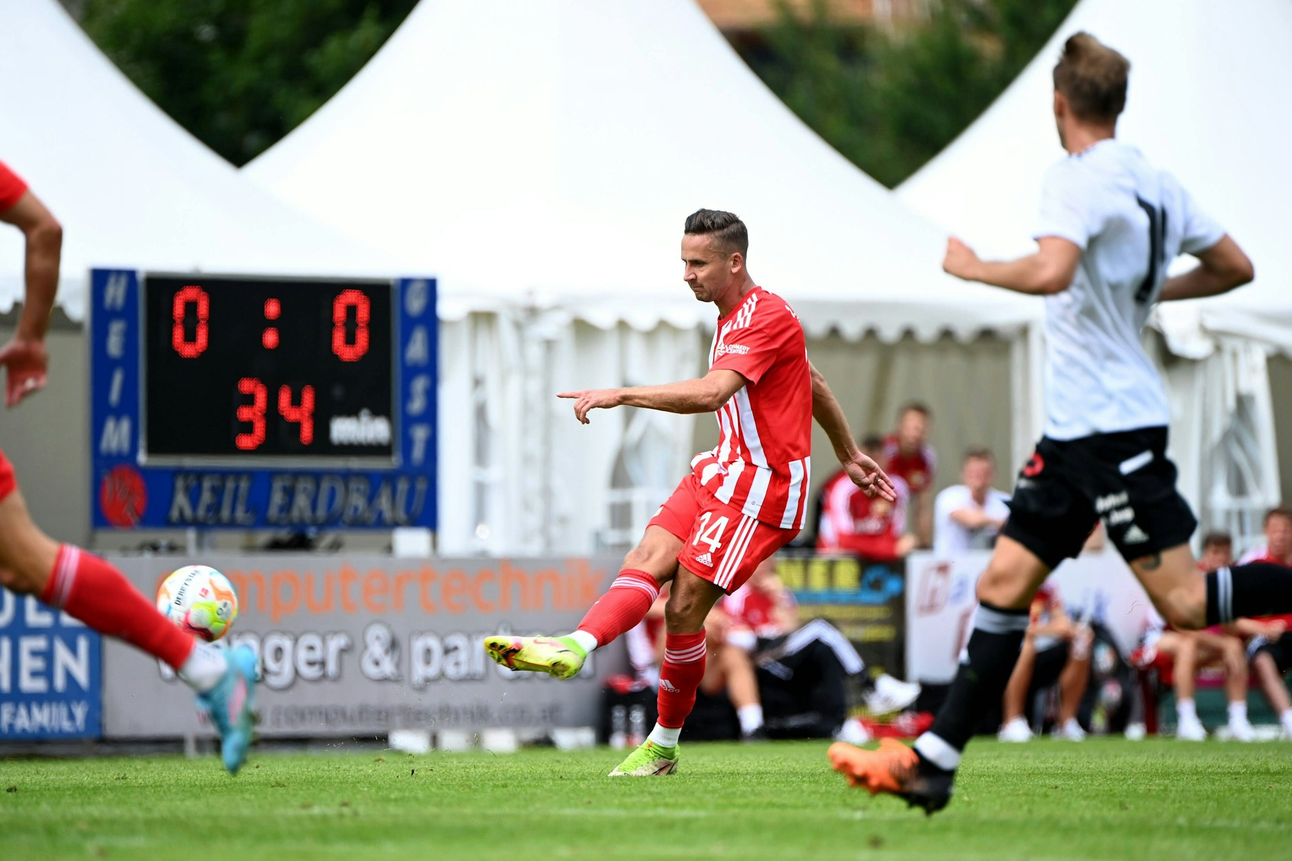 Man beachte die Stadionanzeige: Wenige Sekunden nach diesem Schuss von Unions Paul Seguin musste sie auf 1:0 für die Eisernen umgestellt werden.
