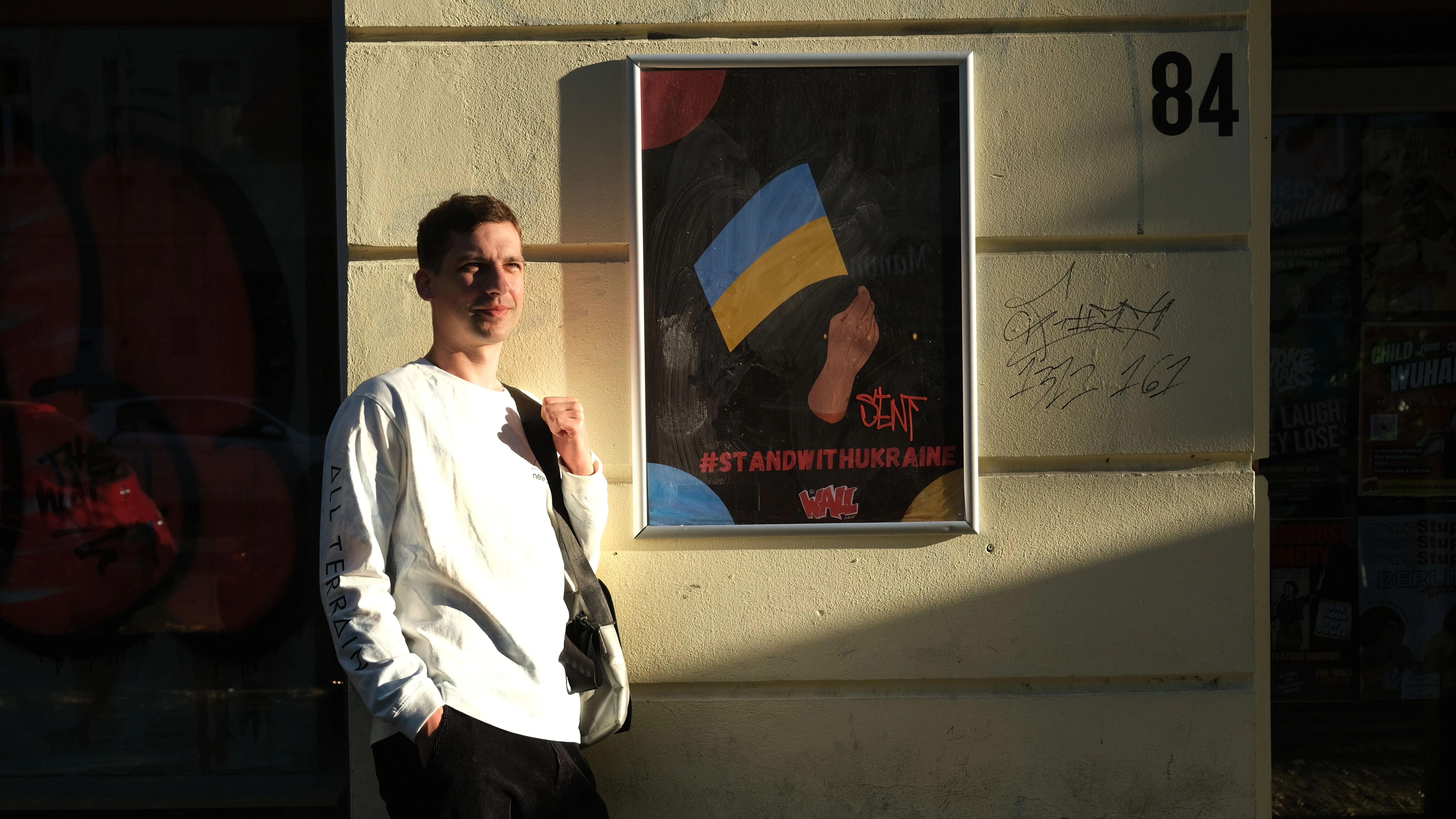 Pavlo Voytovych vor dem Comedy-Club in Friedrichshain