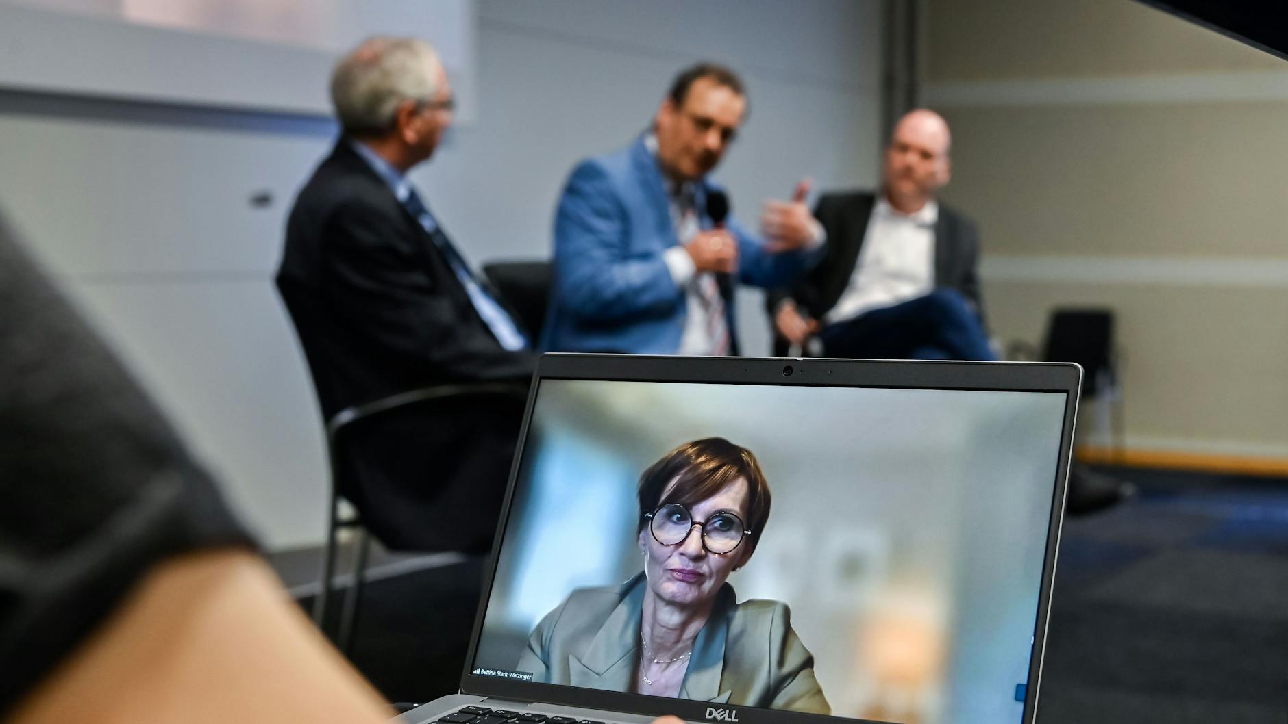 Bundesbildungsministerin Bettina Stark-Watzinger (FDP) ließ sich aus dem Urlaub zuschalten.