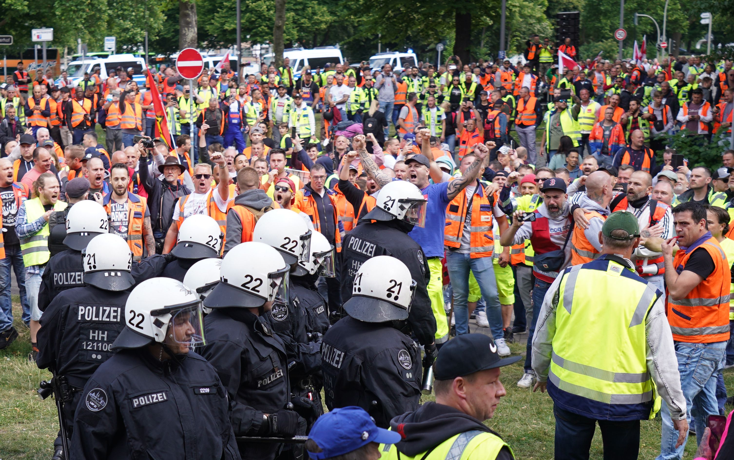 Warnstreik In Hamburg: Polizei Und Hafenarbeiter Geraten Aneinander