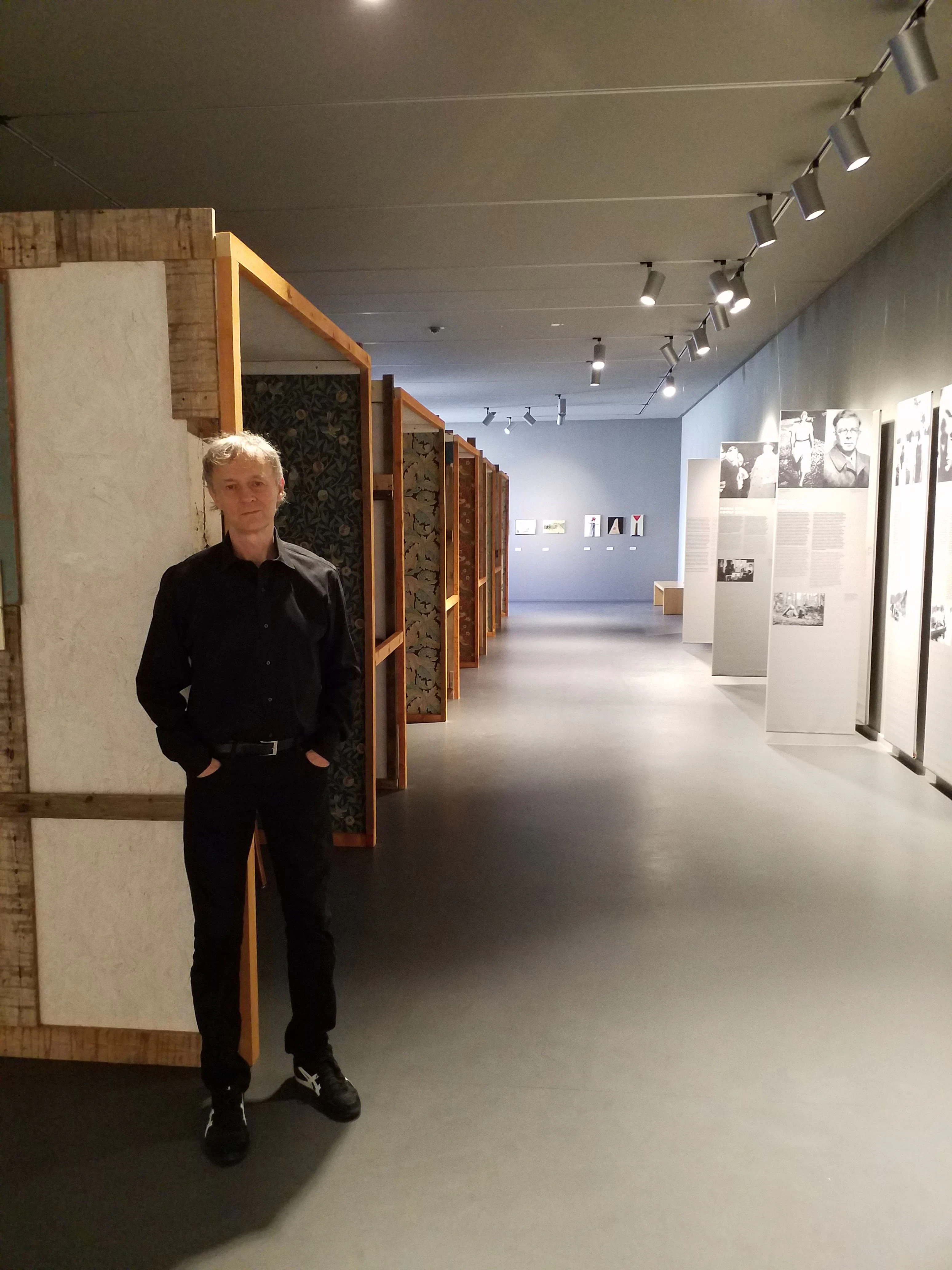 Künstler und Kurator Stefan Roloff vor den Installationen seiner Ausstellung „Zeitzeugnisse – Überlebende der Roten Kapelle sprechen“