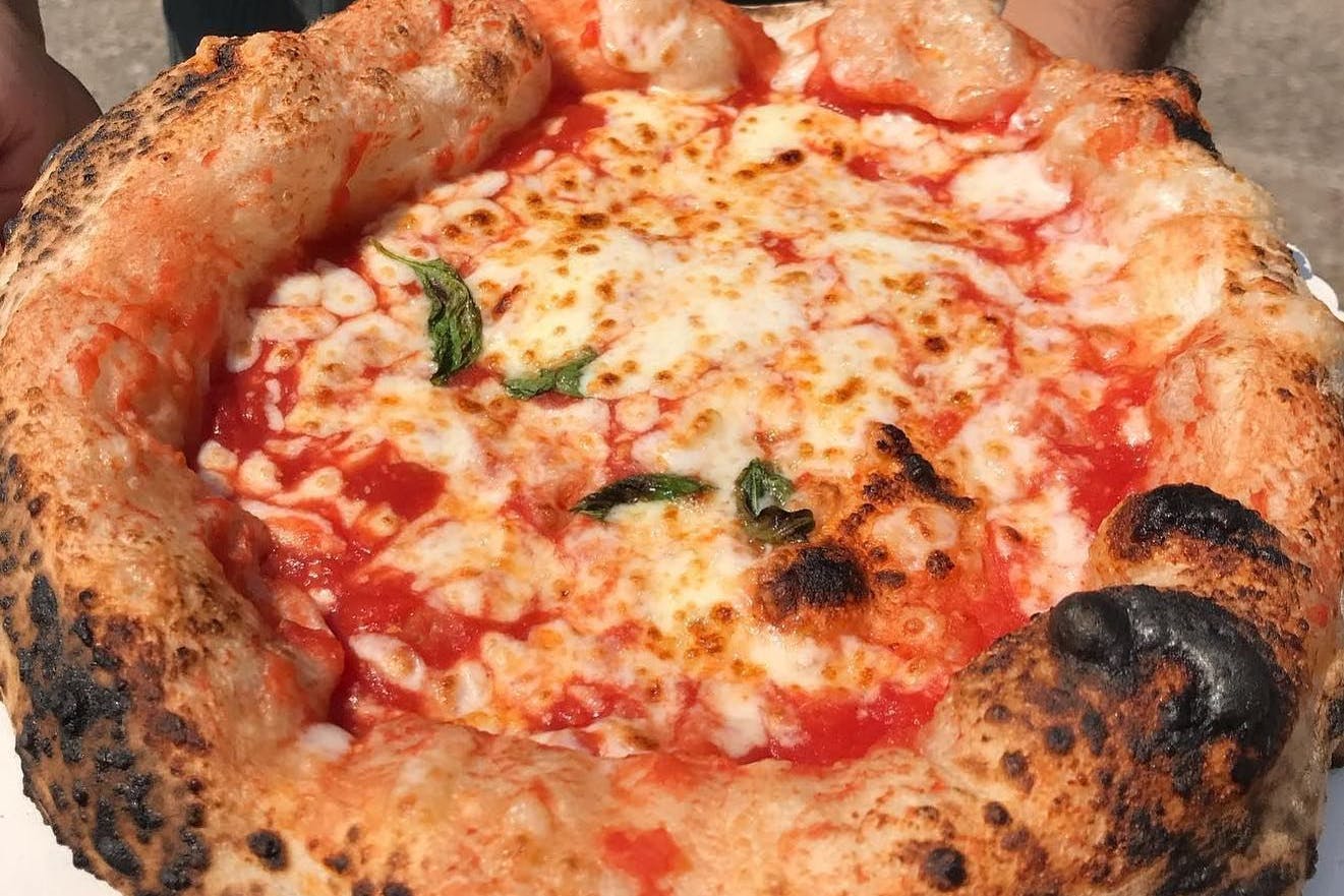 Pizza ist nur eines der vielen Gerichte, das man auf Street Food Märkten finden kann. 