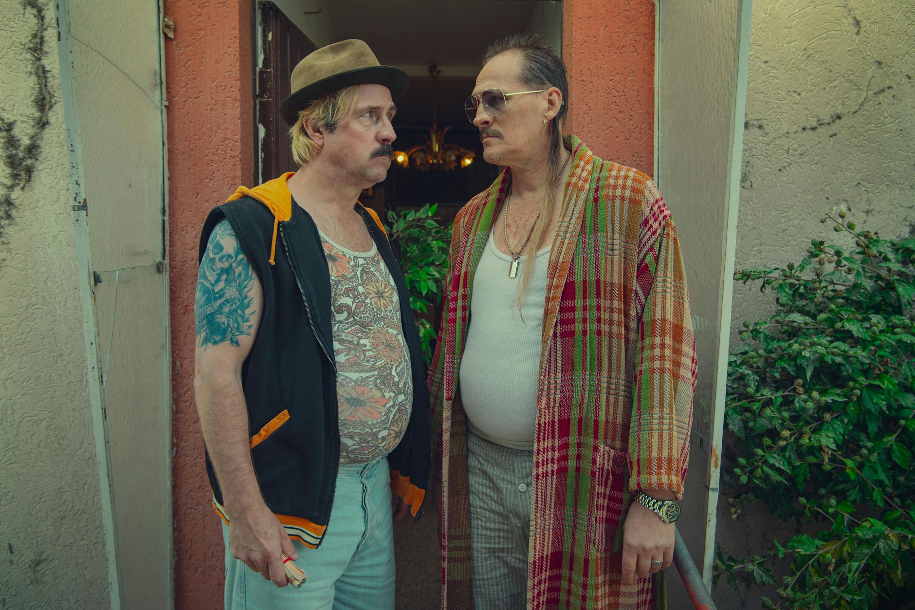 Die beiden Brüder Jakob Otto und Dante (Bjarne Mädel und Georg Friedrich, v.l.) in „Buba“.