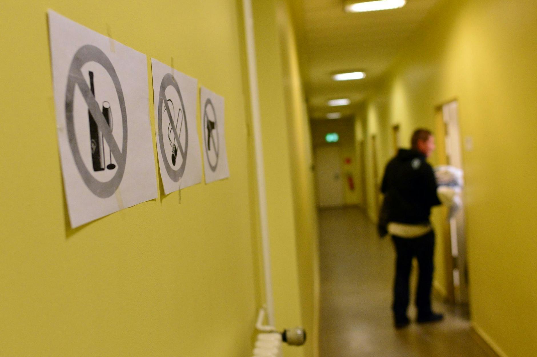 ARCHIV - Ein Mann nutzt eine Einrichtung der Kältehilfe in Berlin.