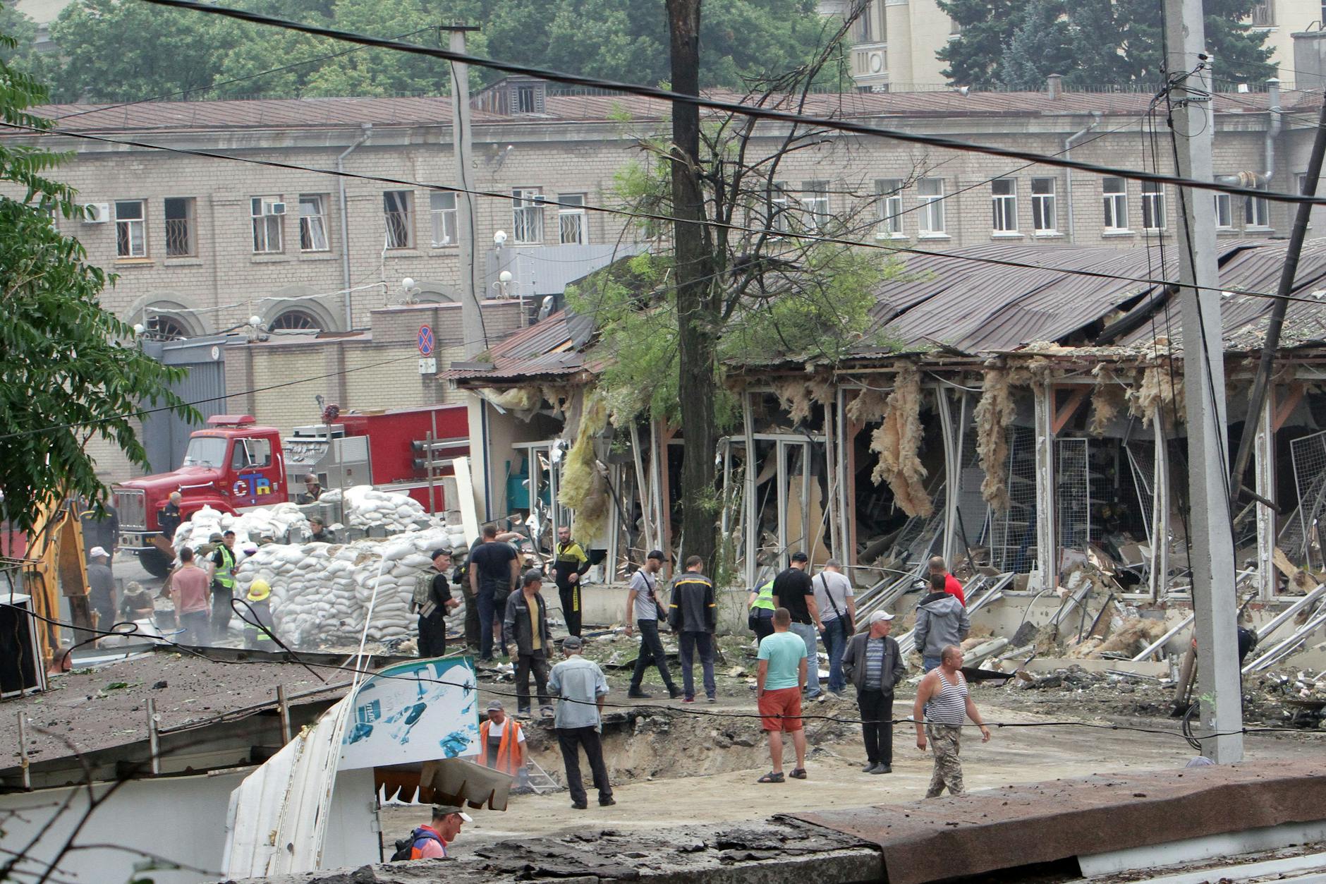Bereits am Freitag feuerten russische Truppen Raketen auf die Innenstadt von Dnipro. Dabei wurde unter anderem ein Geschäft für Haushaltswaren getroffen.
