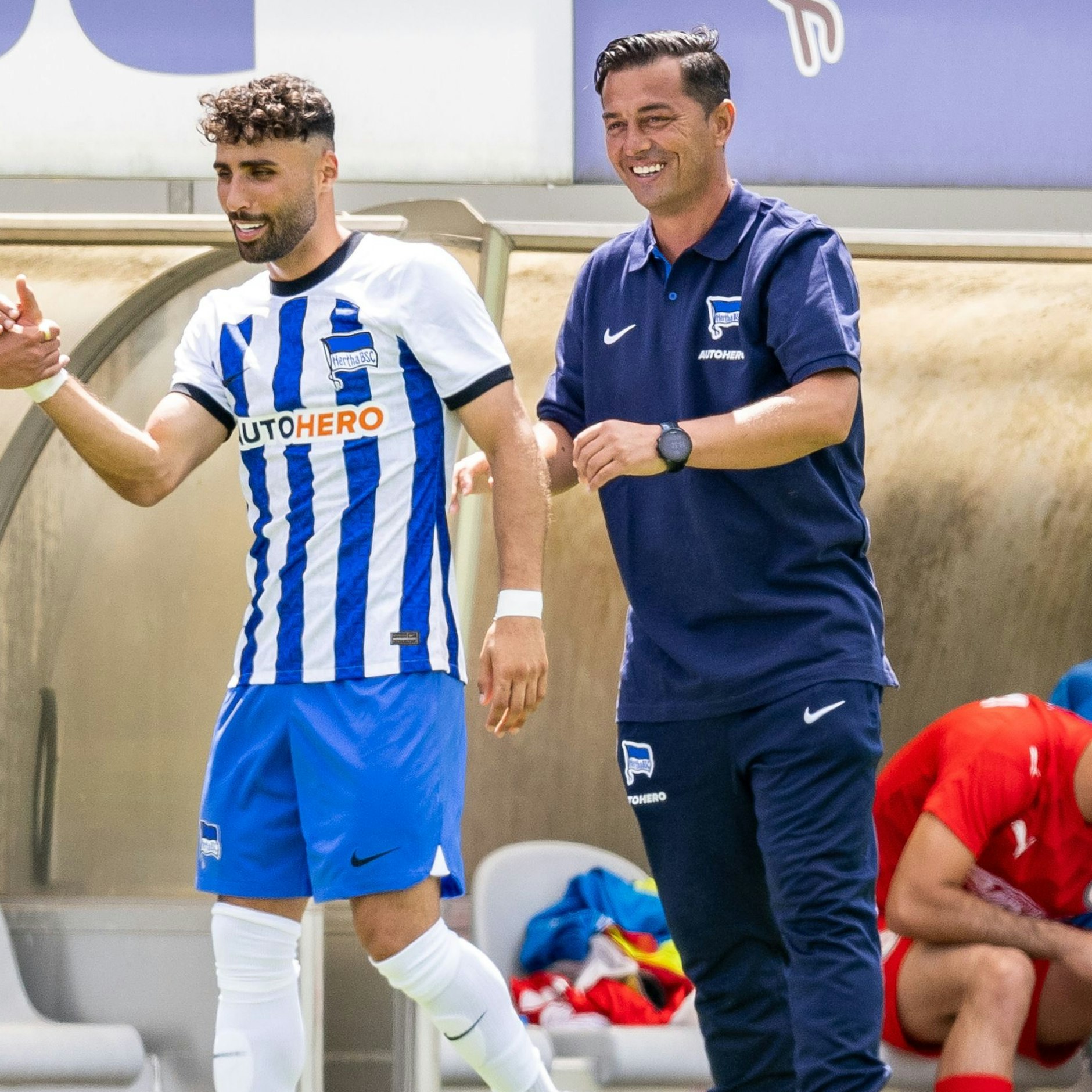 Nader El-Jindaoui und Trainer Ante Covic von Hertha BSC U23 ahnten nicht, was nach der Einwechslung passieren würde.