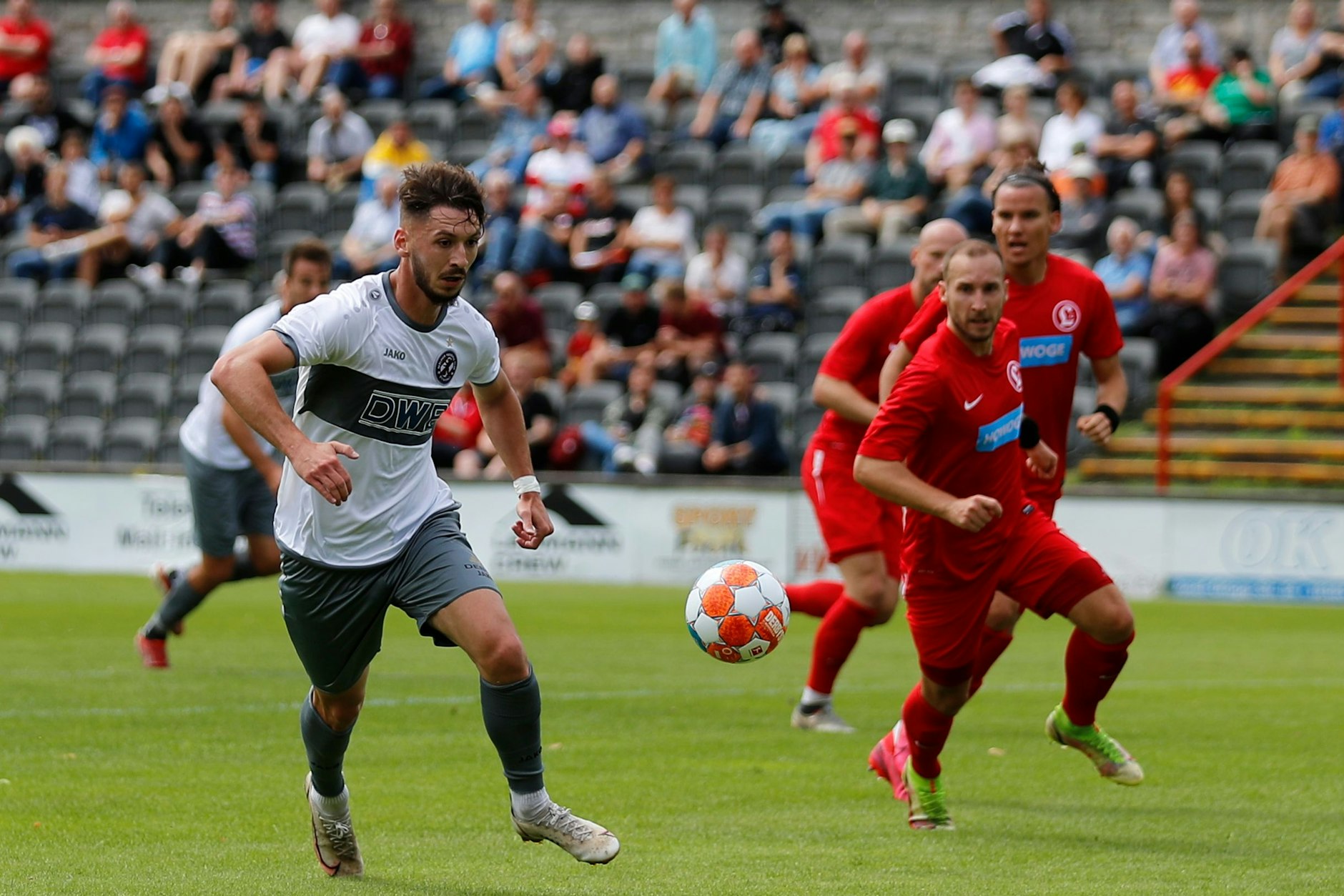 BFC-Neuzugang Cedric Euschen versucht hier gerade sich einer Attacke von Lichtenbergs Richard Ohlow zu entziehen.