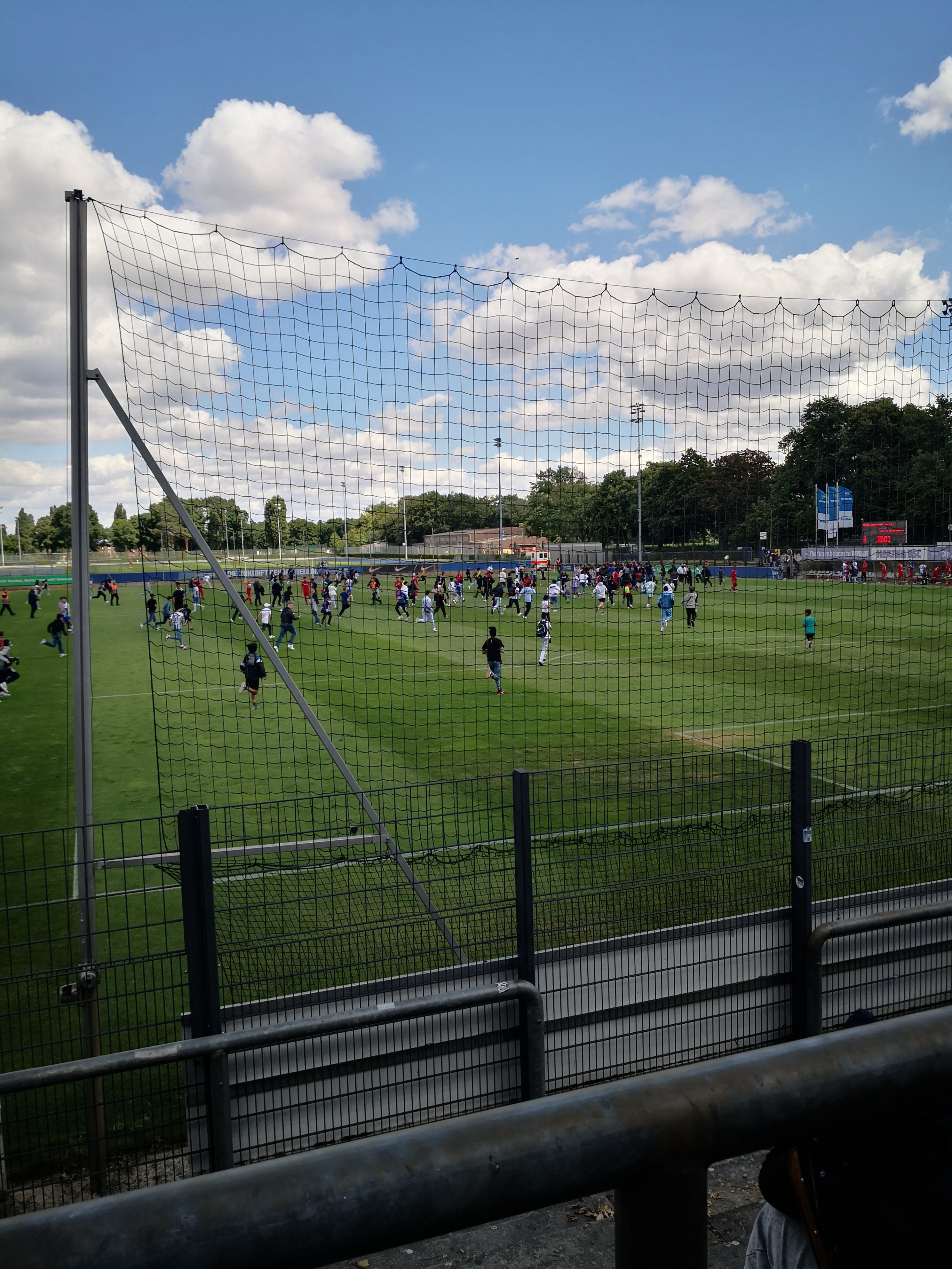 Image - Selfie-Platzsturm und Spielabbruch wegen Herthas Internet-Sternchen Nader El-Jindaoui