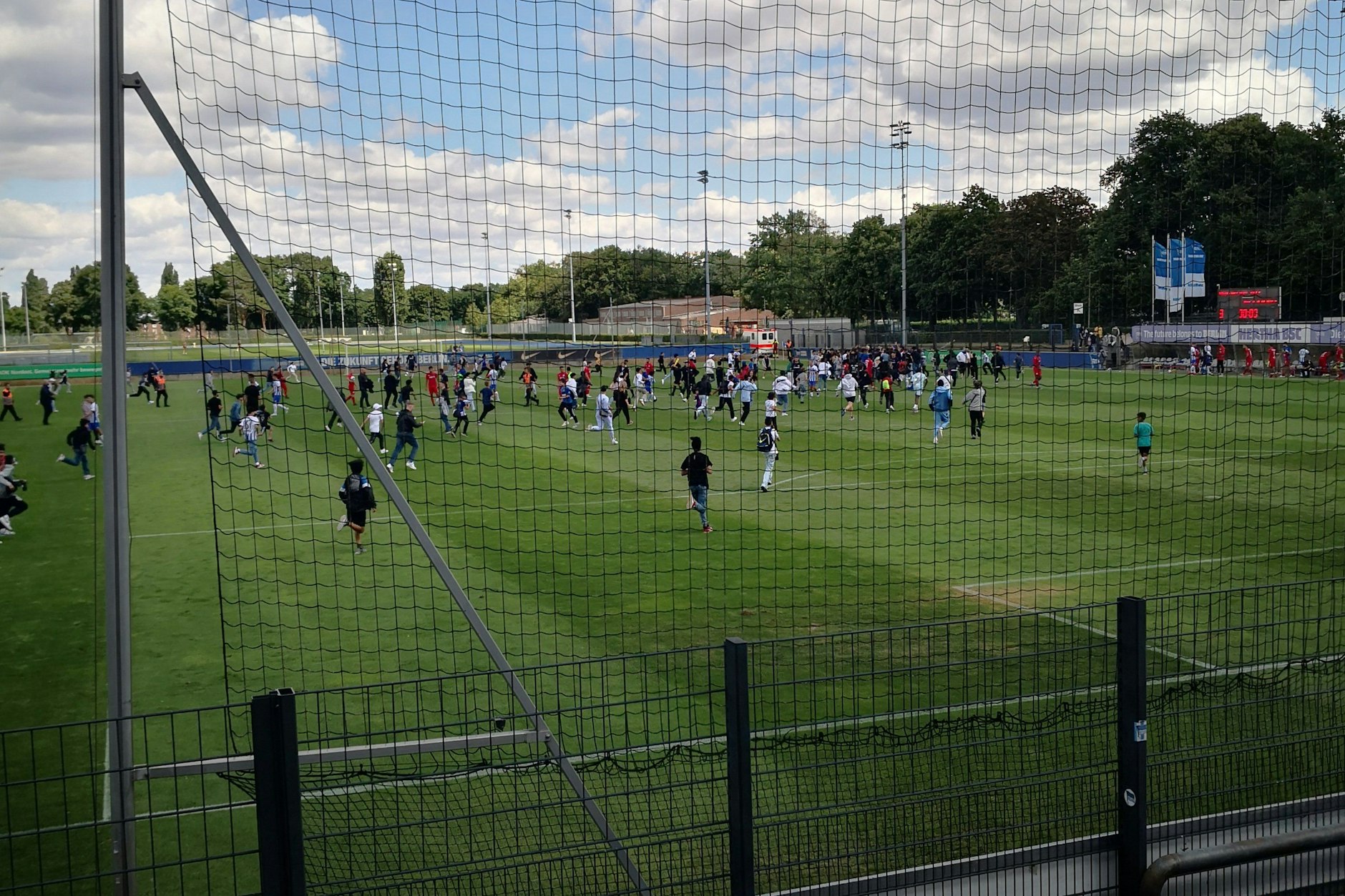 Spielabbruch mal anders! Nicht wegen Gewalt, sondern Teenie-Hysterie. Alle wollten ein Selfie mit Herthas Instagram-Star Nader El-Jindaoui.