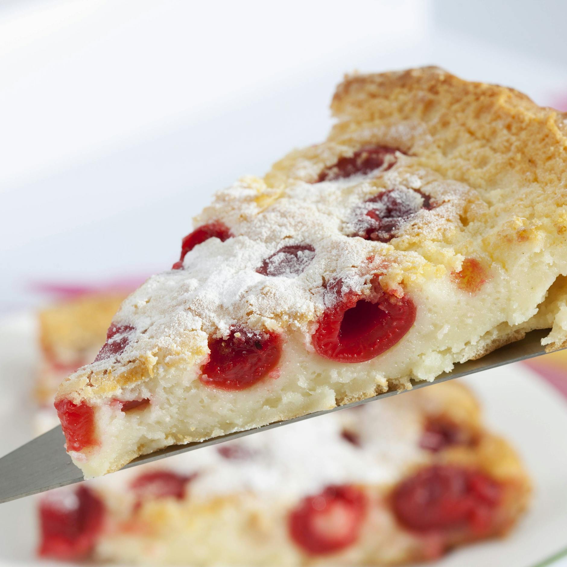 Köstliches Rezept: So geht der einfachste und beste Kirschkuchen der Welt! Mit warmem Pudding ist dieser Obstkuchen ein Genuss