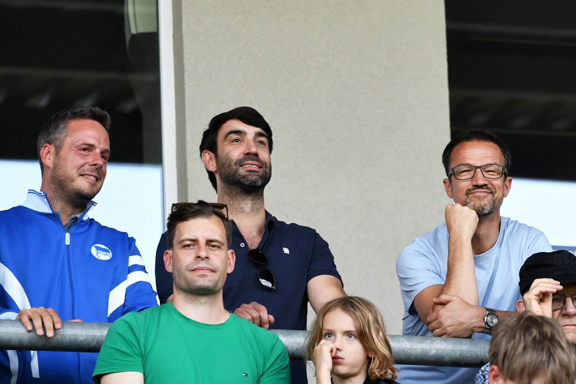 Verfolgten das Testspiel in Babelsberg zusammen: Hertha-Präsident Kay Bernstein (l.) und Manager Fredi Bobic (r.)