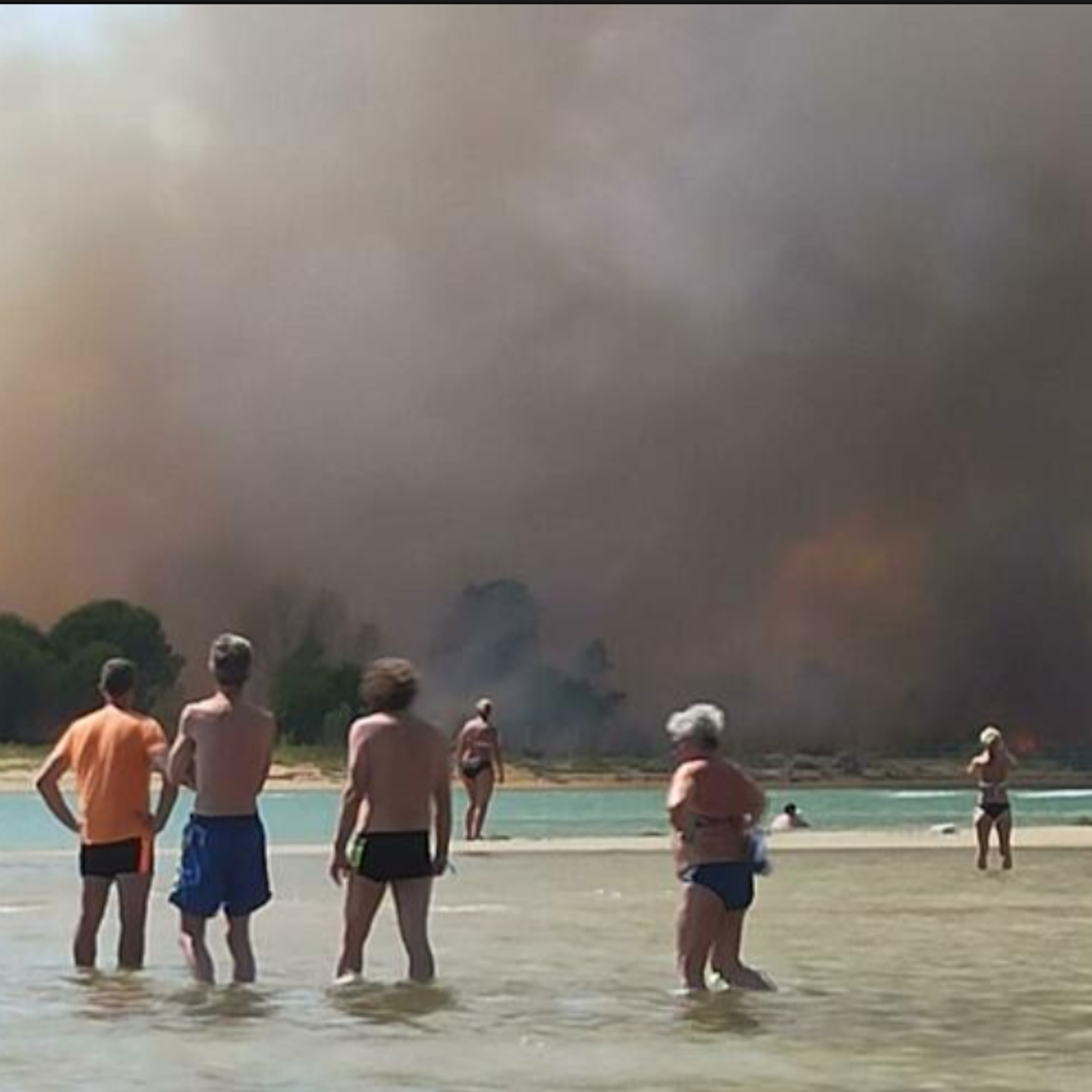 Im Urlaubsort Bibione mussten Touristen vor den Flammen ins Meer