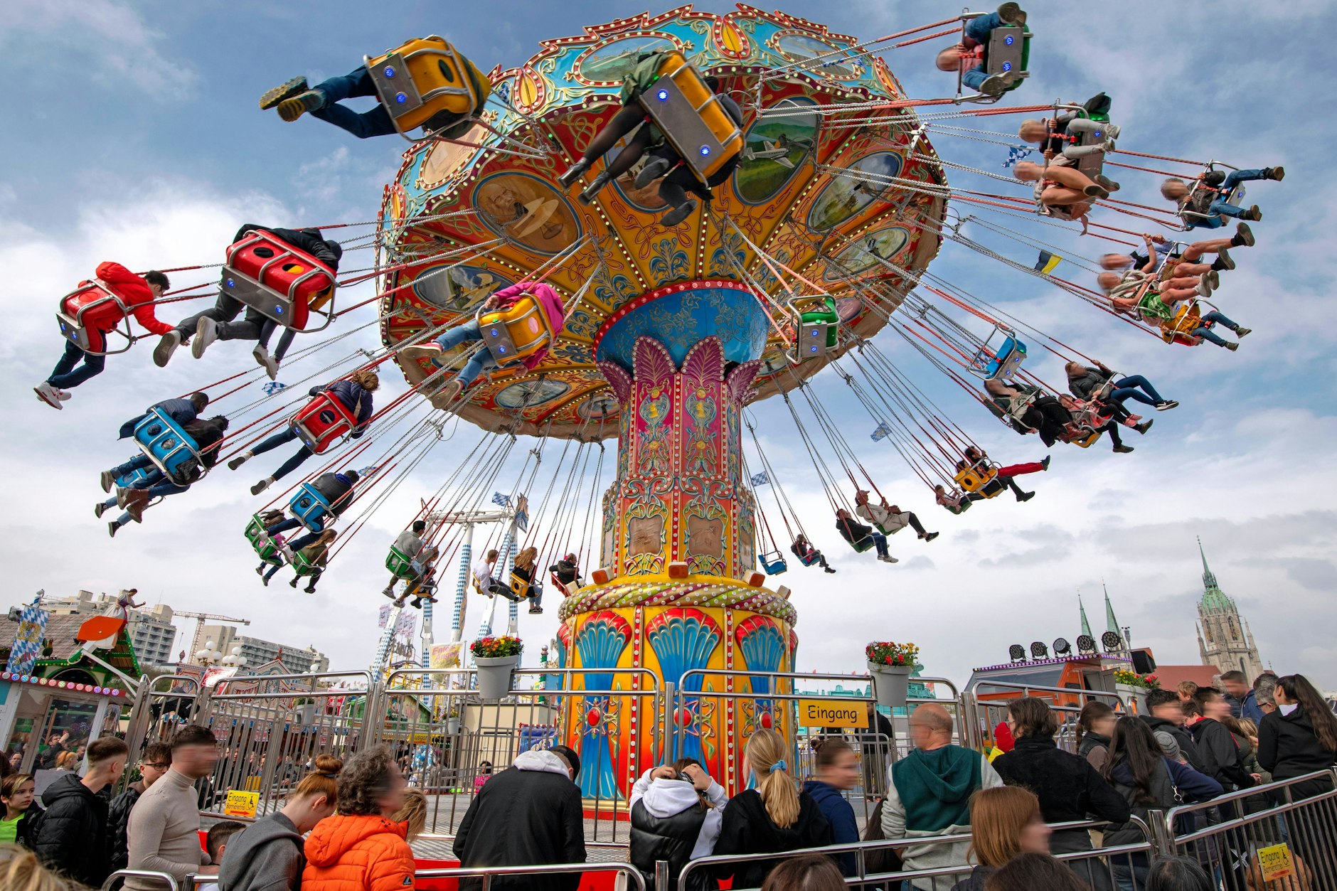 Berlin hat keinen richtigen Freizeitpark - doch das soll sich bald ändern! Vor den Toren der Stadt planen die Macher von Karls Erlebnisdorf einen Park zum Hörspiel Bibi und Tina.