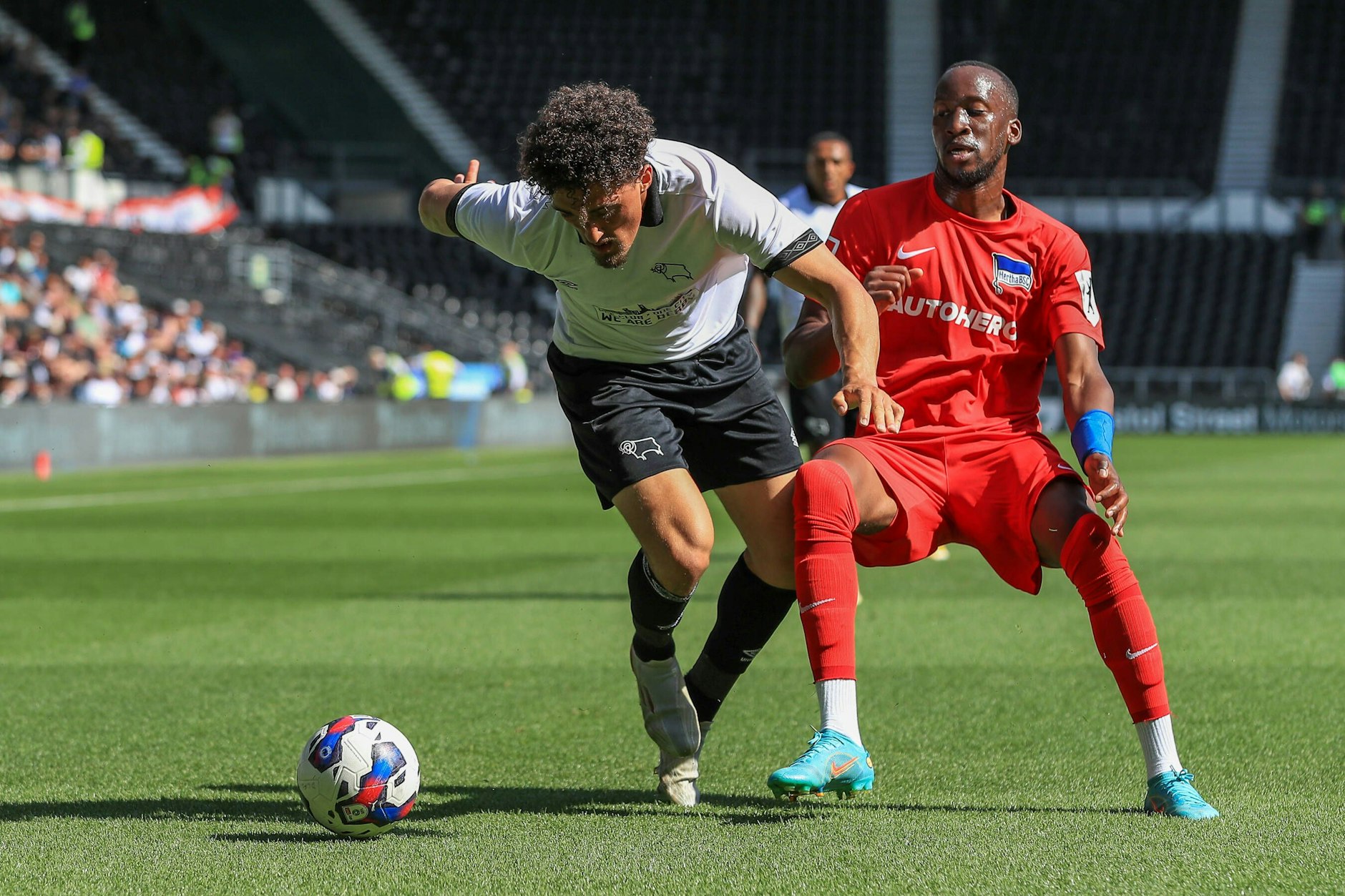 Herthas Dodi Lukebakio (r.) im Zweikampf mit Derbys Hayden Roberts.
